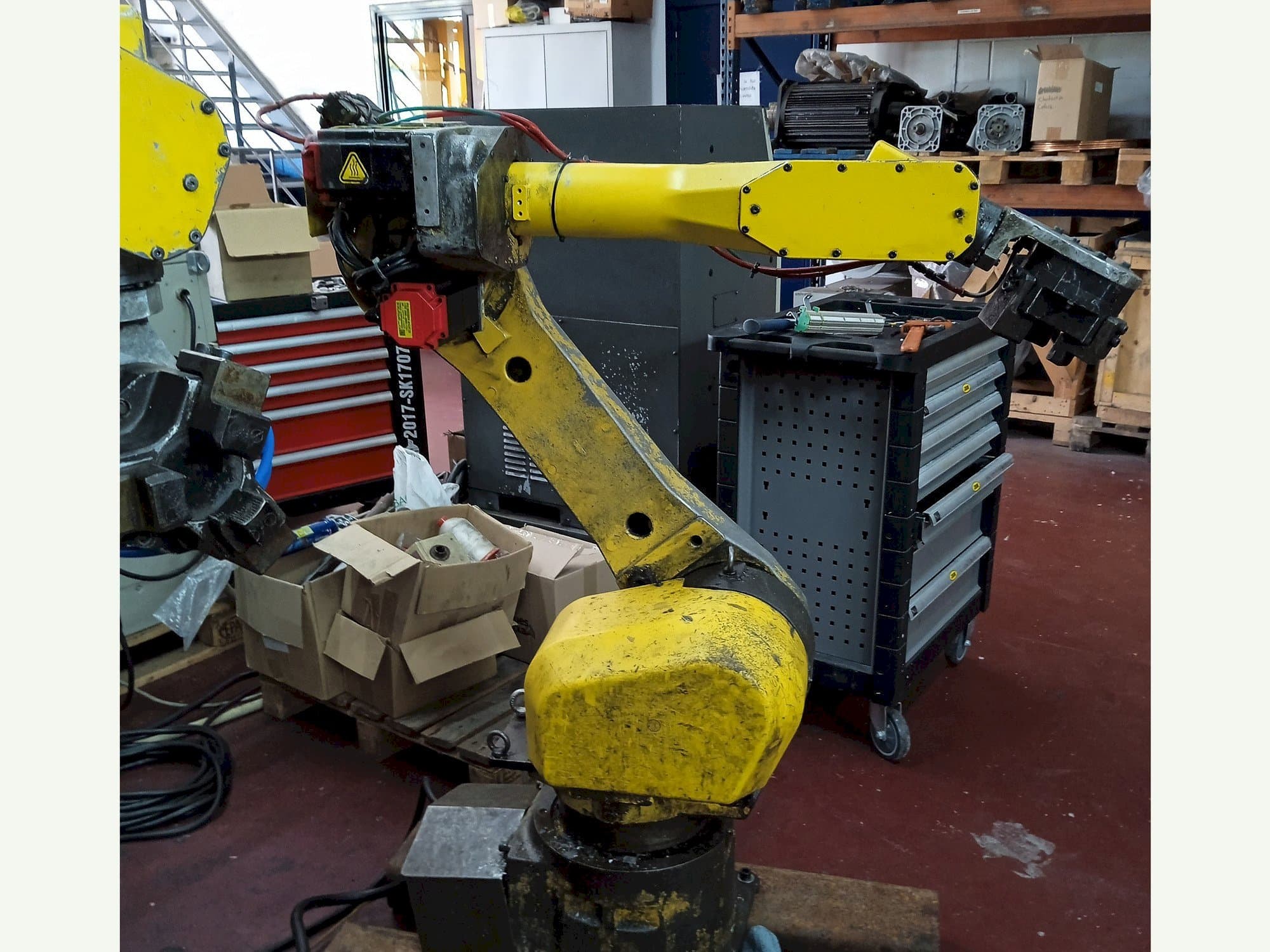 Vooraanzicht van FANUC M-16IB machine