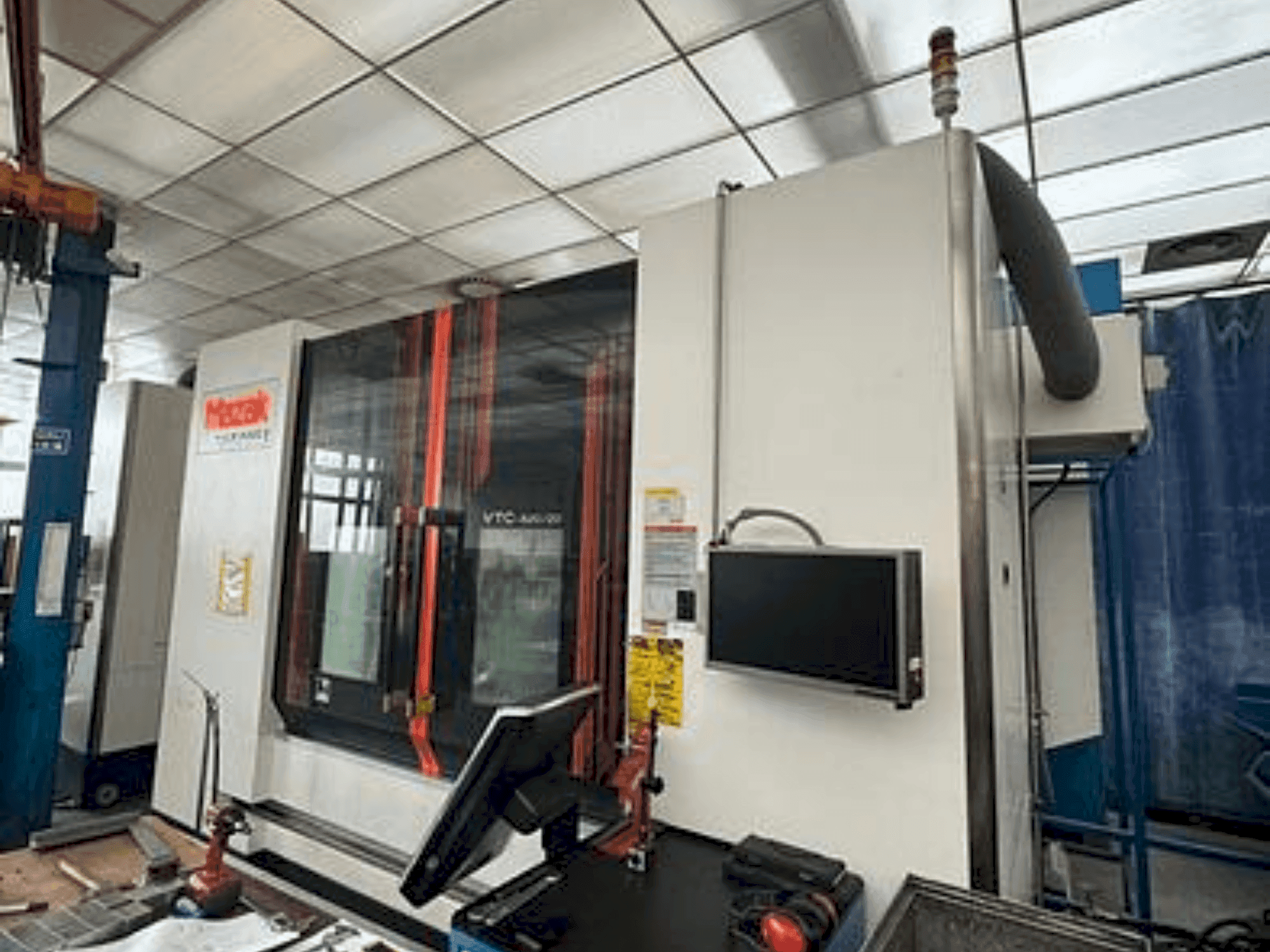 Vooraanzicht  van Mazak VTC 820/20  machine