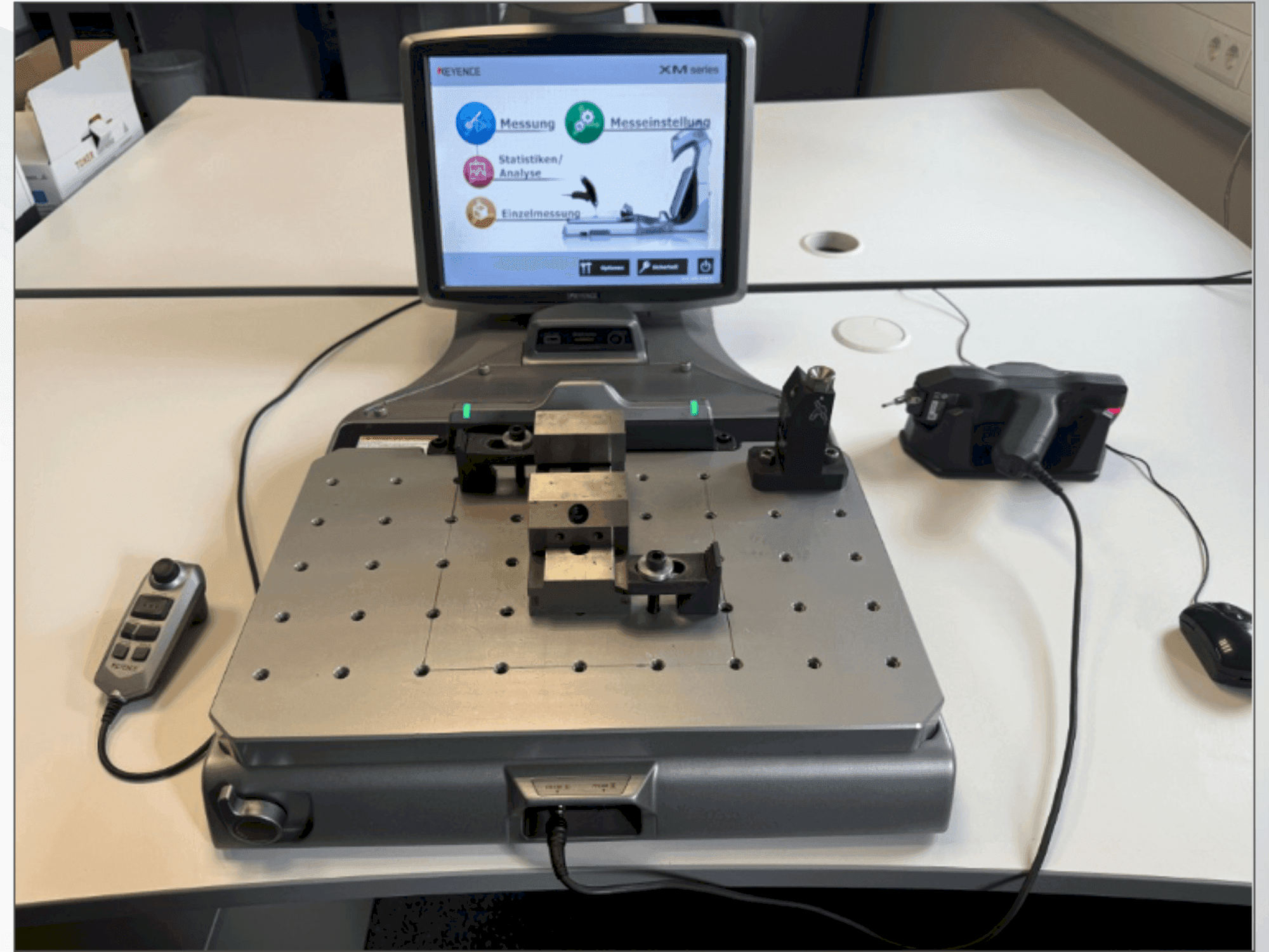 Vooraanzicht  van KEYENCE XM-1200  machine