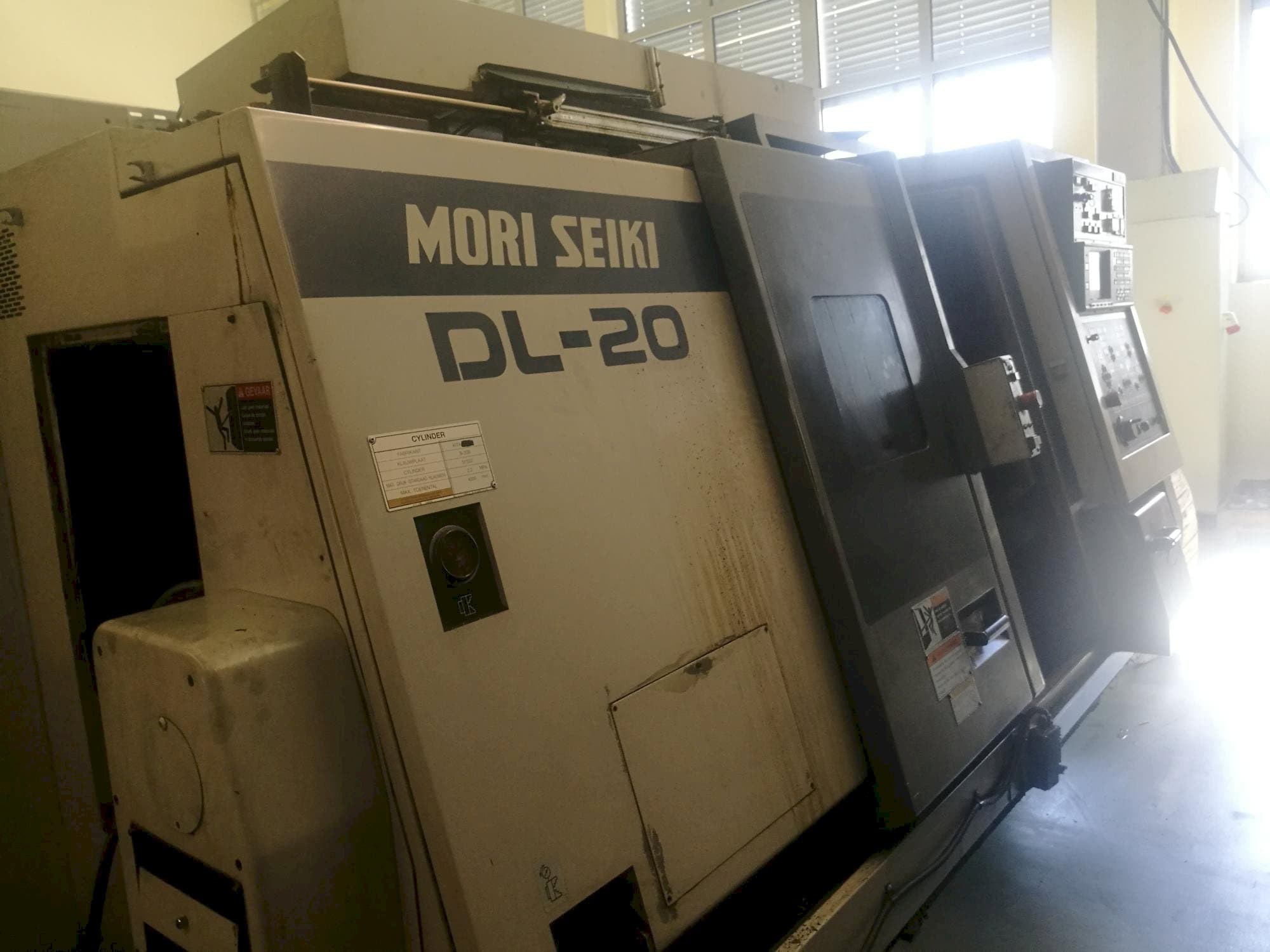 Linkerzijdeaanzicht  van MORI SEIKI DL 20 MC  machine