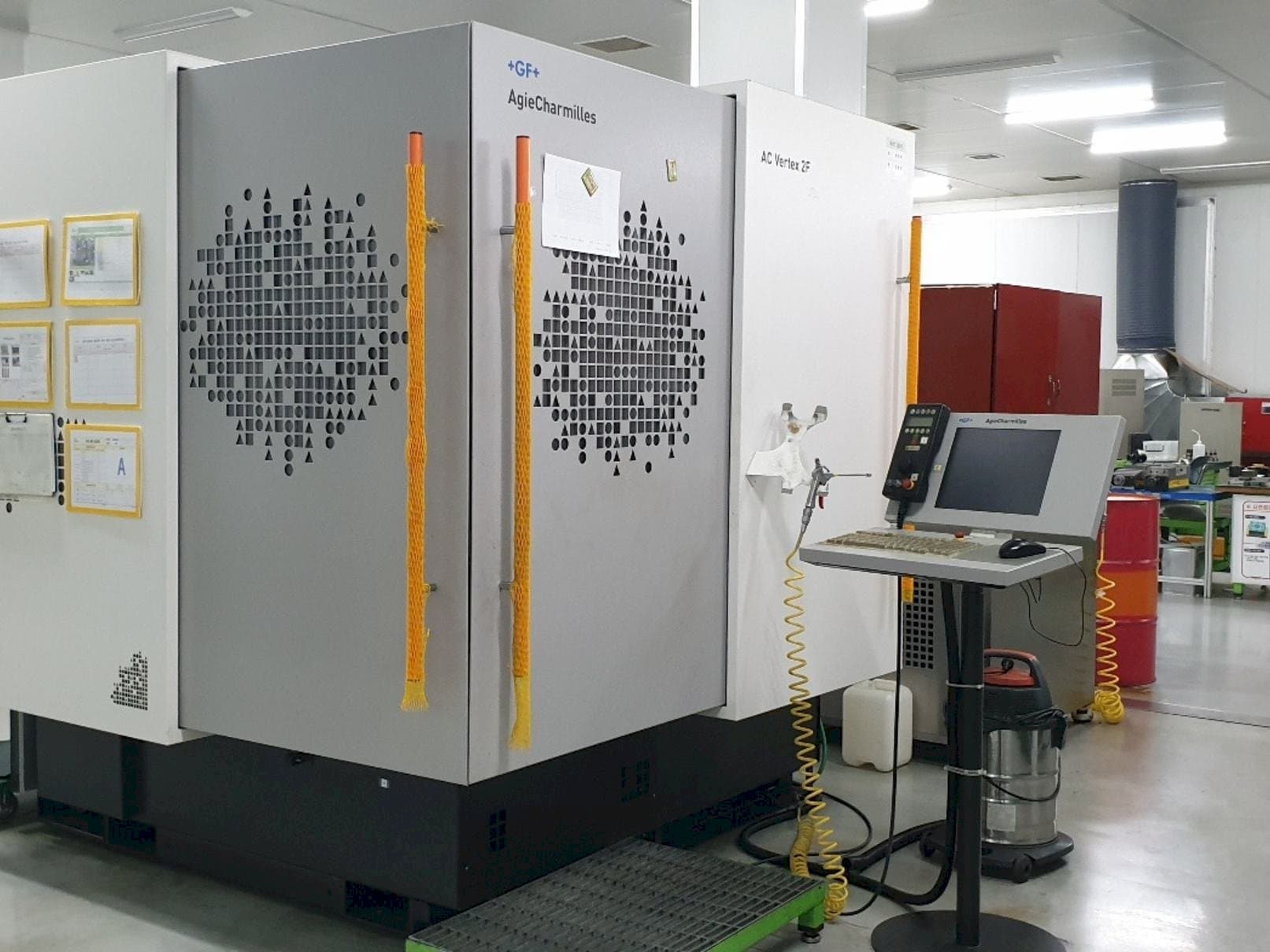 Vooraanzicht van AgieCharmilles AC VERTEX 2F machine