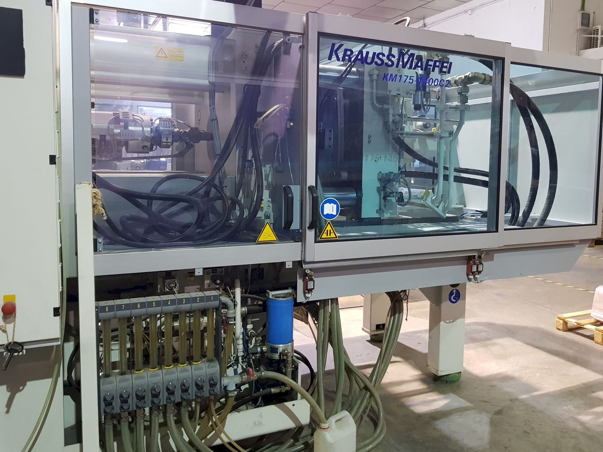 Vooraanzicht  van Krauss Maffei 175-1400 C2  machine