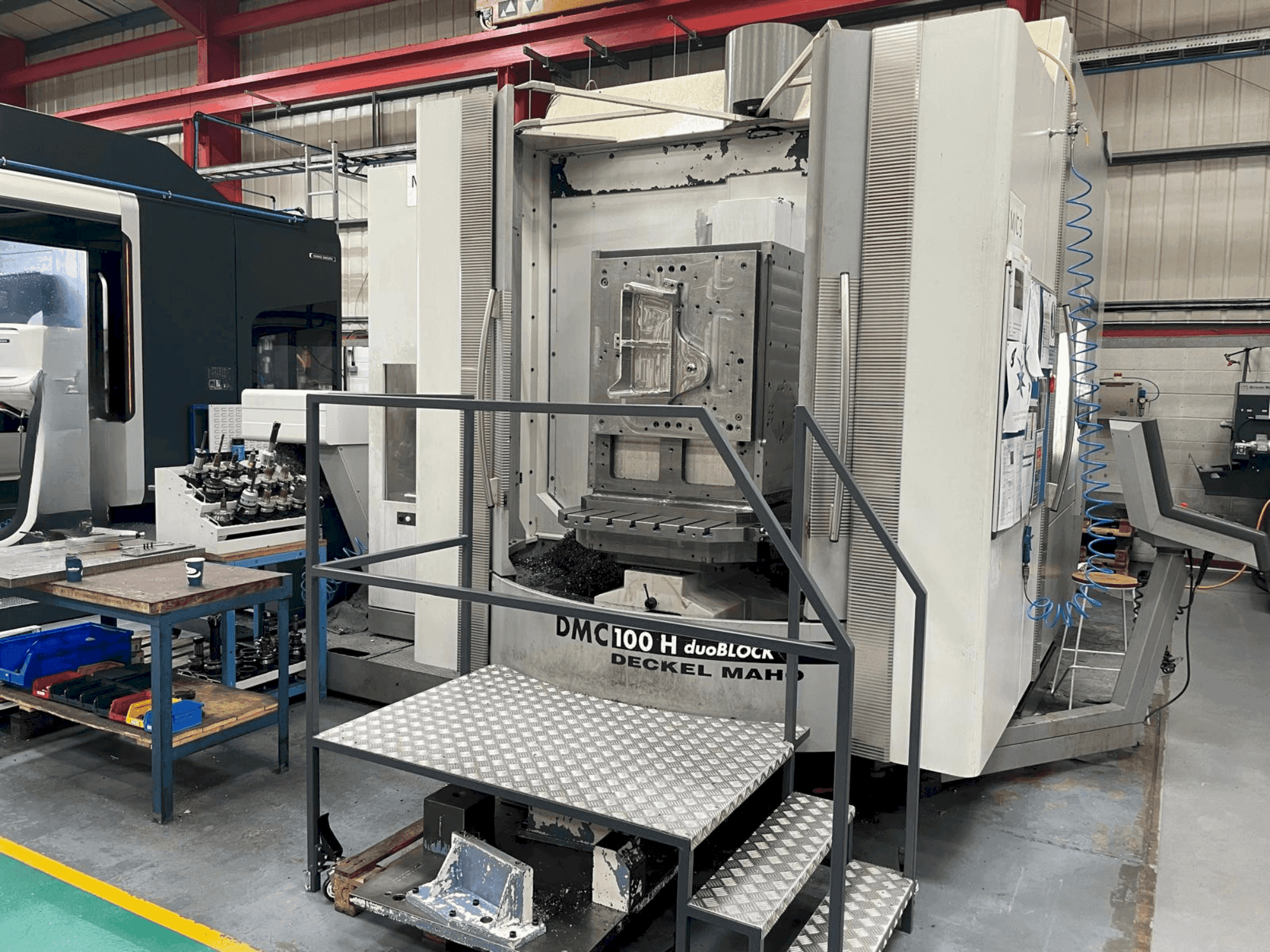 Vooraanzicht  van DMG DECKEL MAHO DMC 100H duoBLOCK  machine