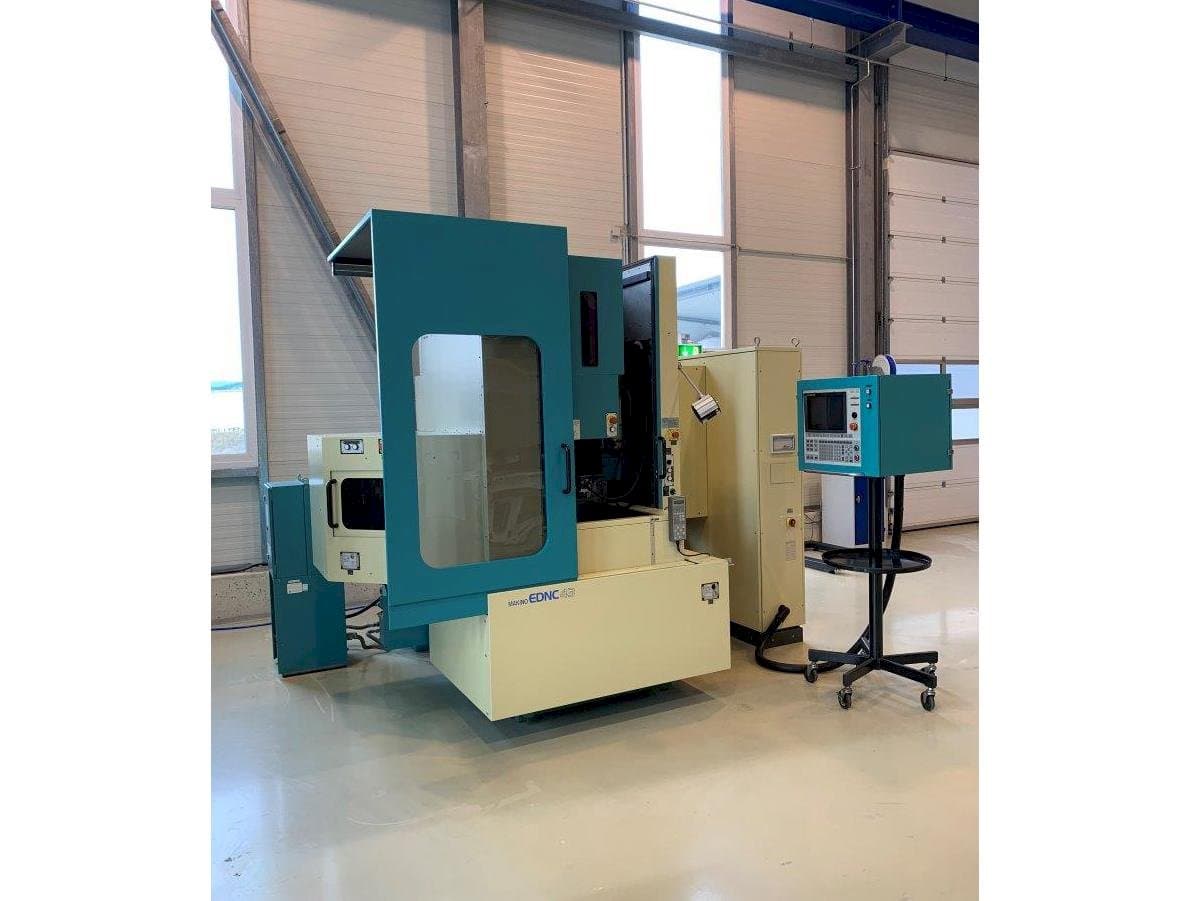 Vooraanzicht  van Makino EDNC43  machine