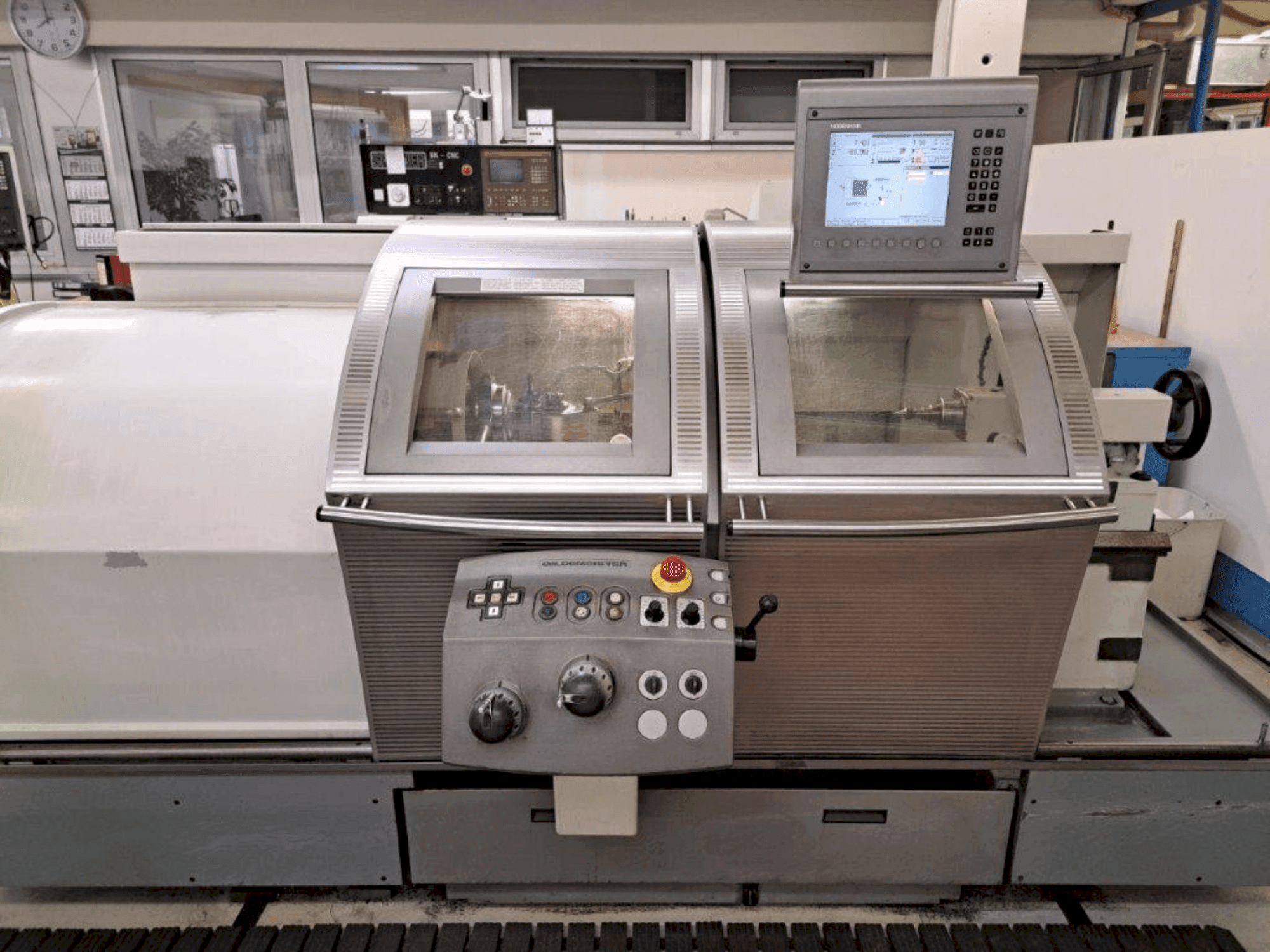 Vooraanzicht  van Gildemeister NEF520  machine