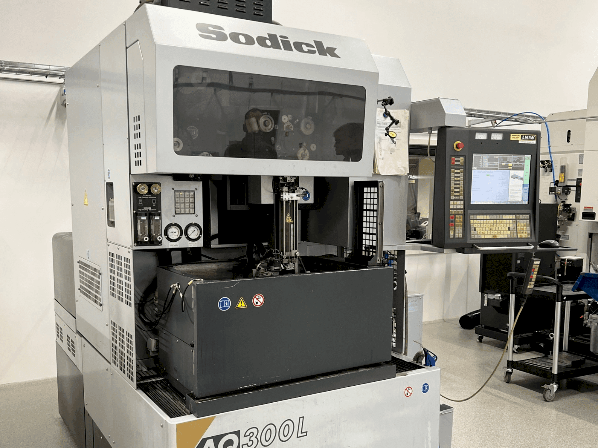 Vooraanzicht  van Sodick AQ300L  machine