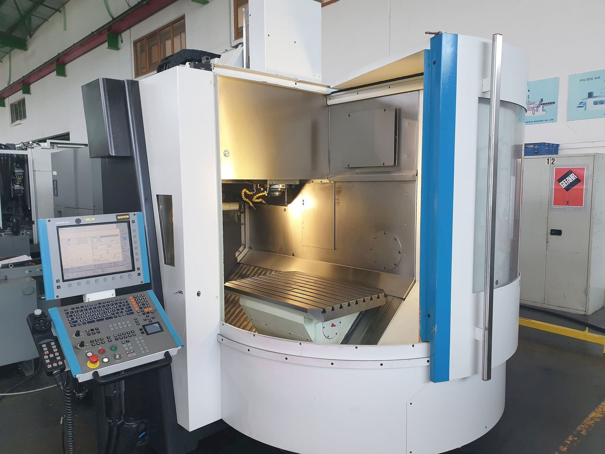 Vooraanzicht van MIKRON HSM 800 machine