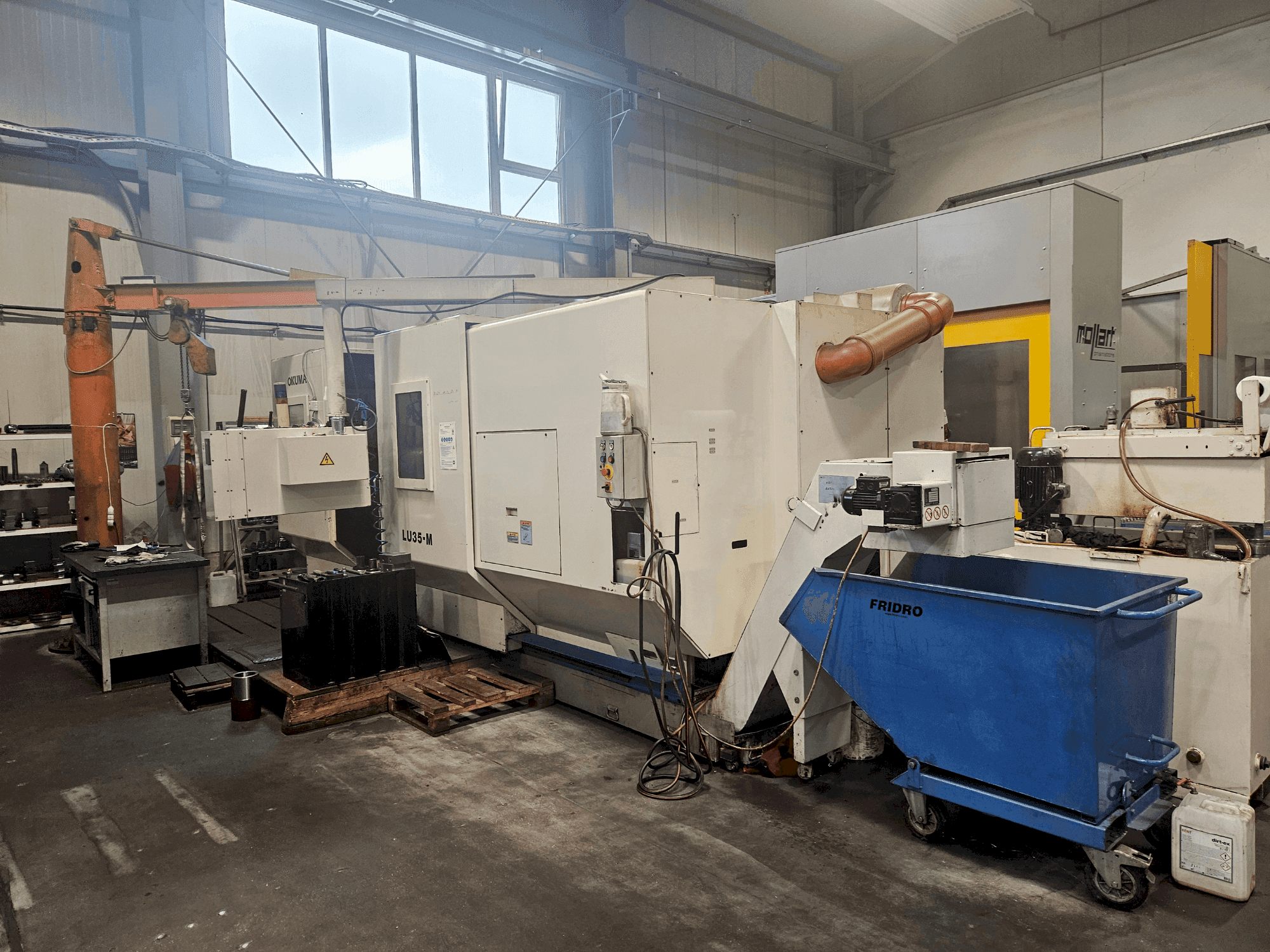 Vooraanzicht  van Okuma LU 35-M  machine