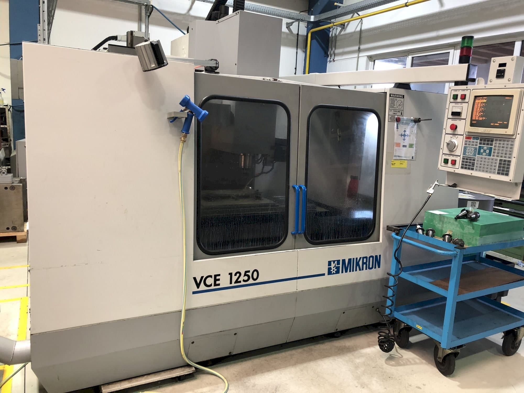 Vooraanzicht  van MIKRON VCE 1250  machine