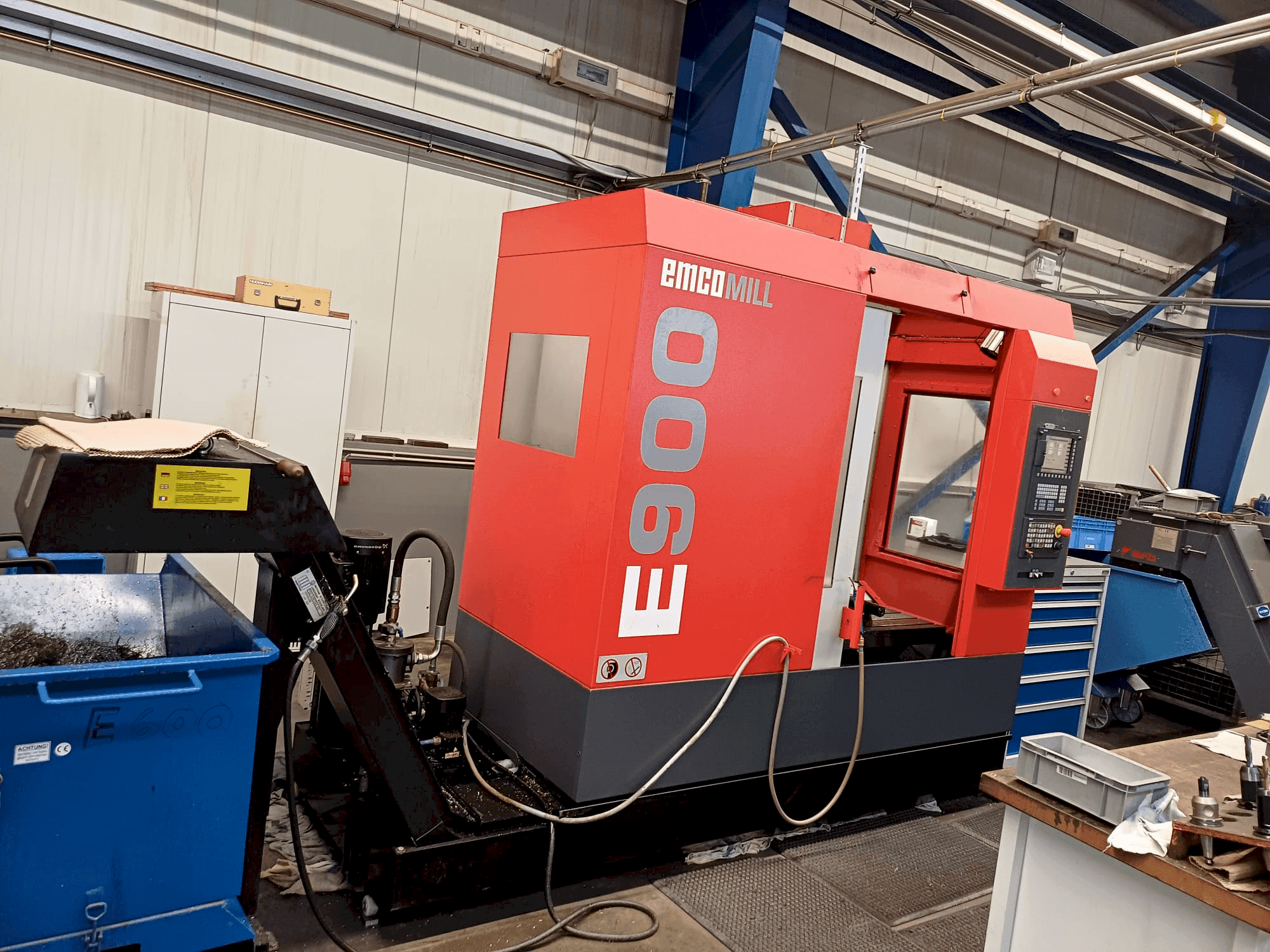 Vooraanzicht  van EMCO EmcoMill E900  machine