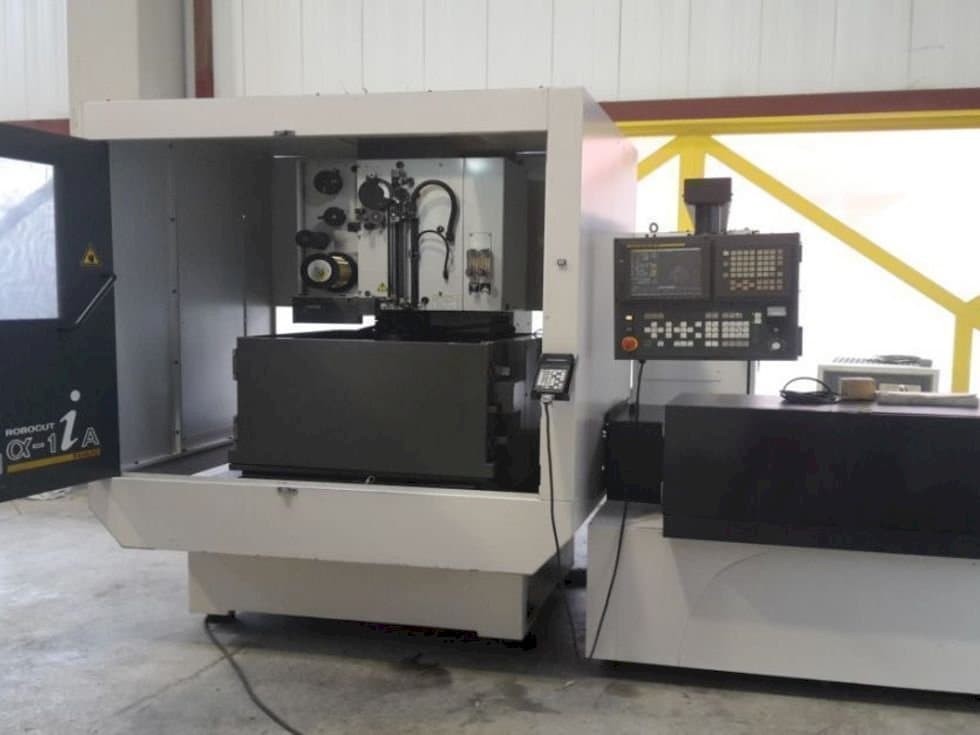 Vooraanzicht  van FANUC Robocut α-1iA  machine