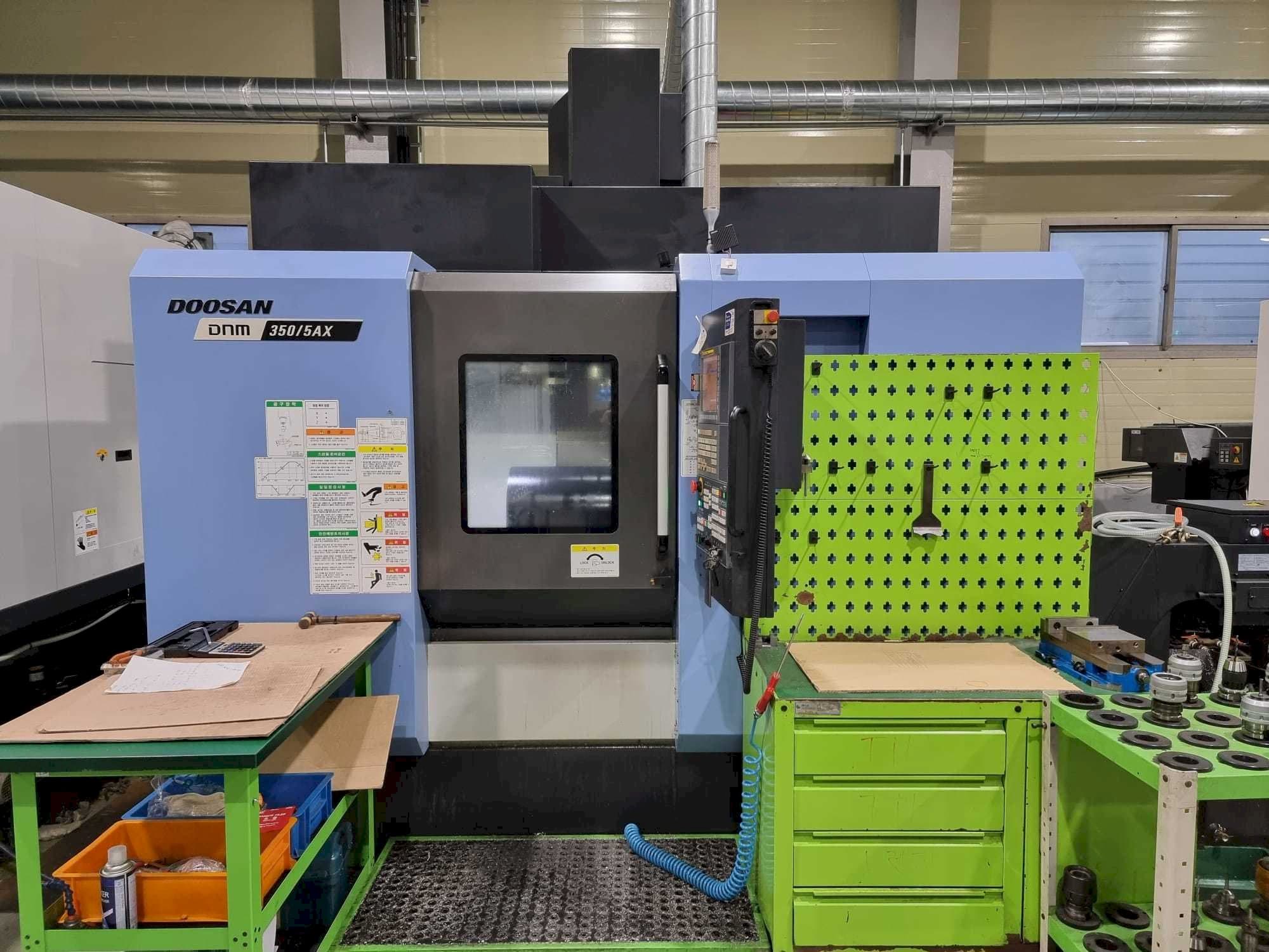 Vooraanzicht  van Doosan DNM350/5AX  machine