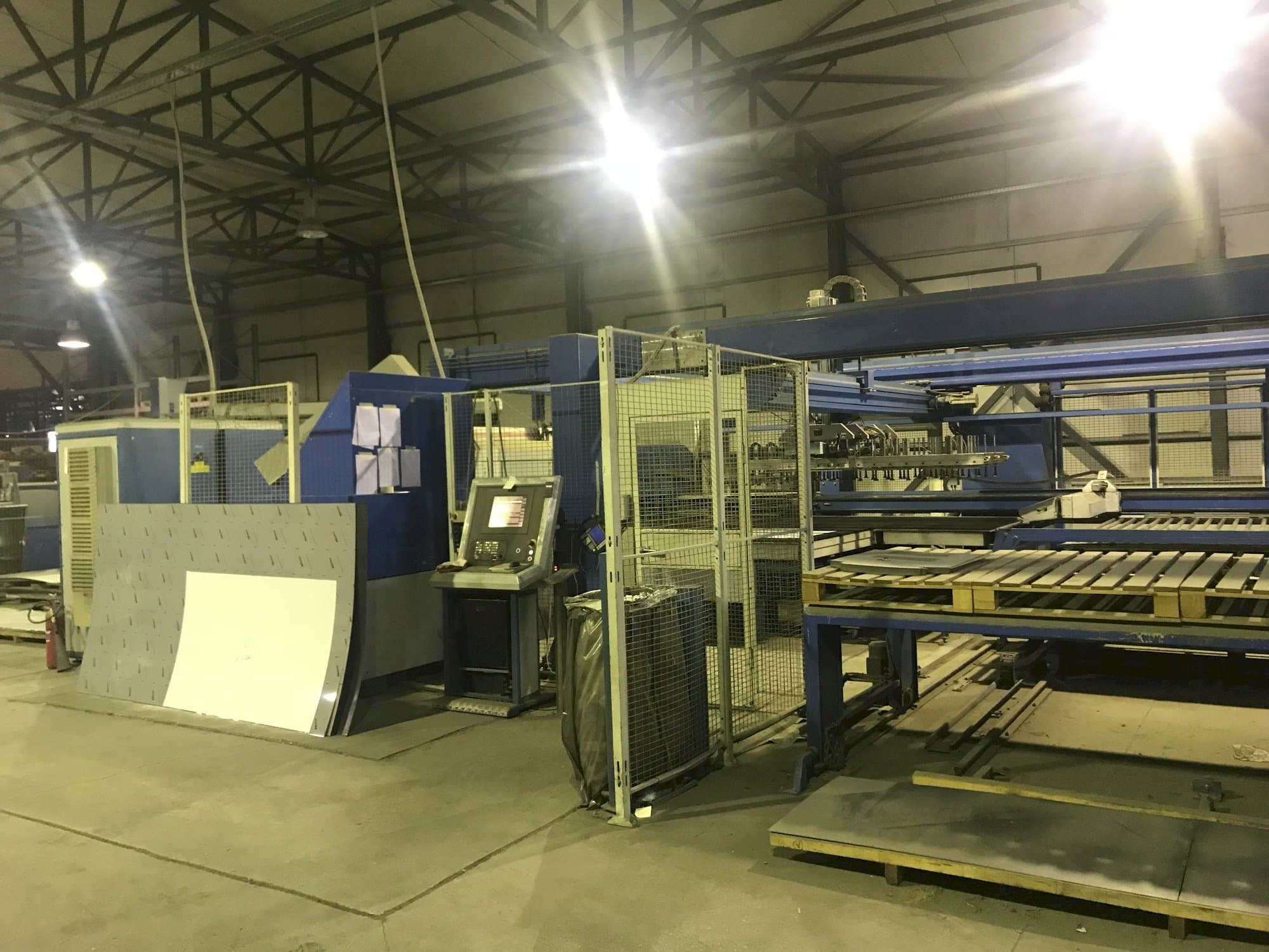 Vooraanzicht  van Finn-Power LP6  machine