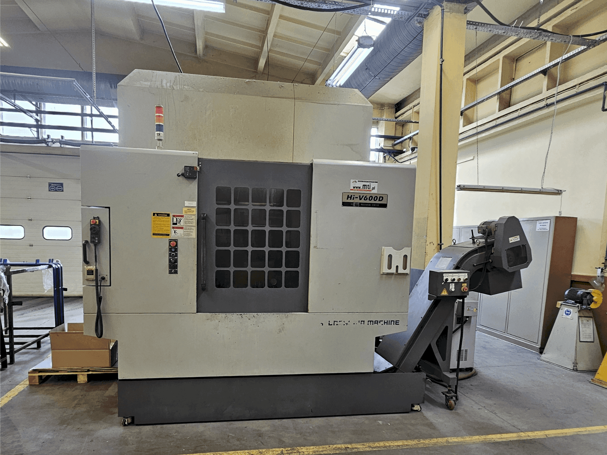 Vooraanzicht  van HYUNDAI KIA Hi-V600D  machine