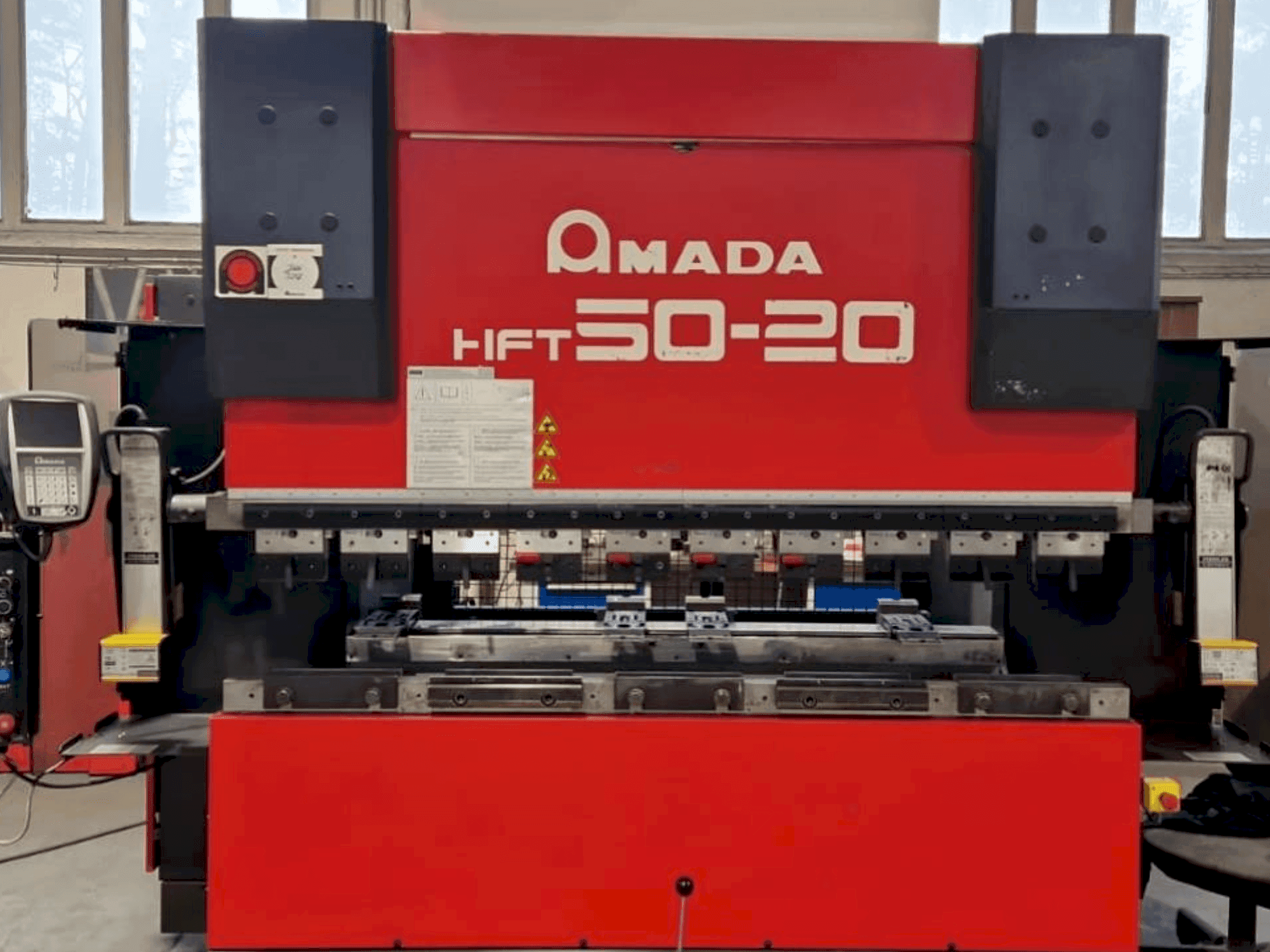 Vooraanzicht  van AMADA HFT 50-20  machine