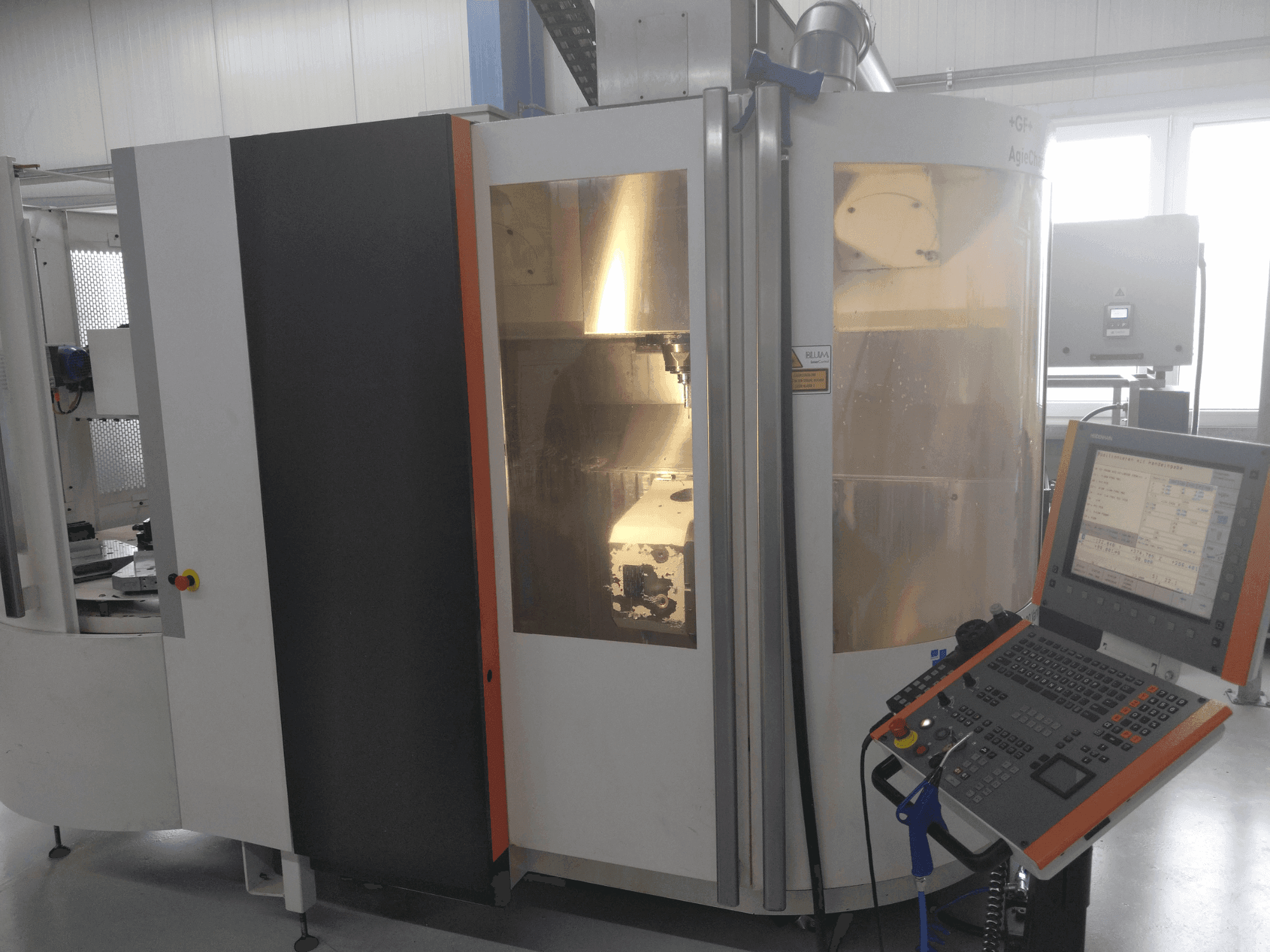 Vooraanzicht  van +GF+ AGIE CHARMILLES MIKRON UCP 600 Vario  machine