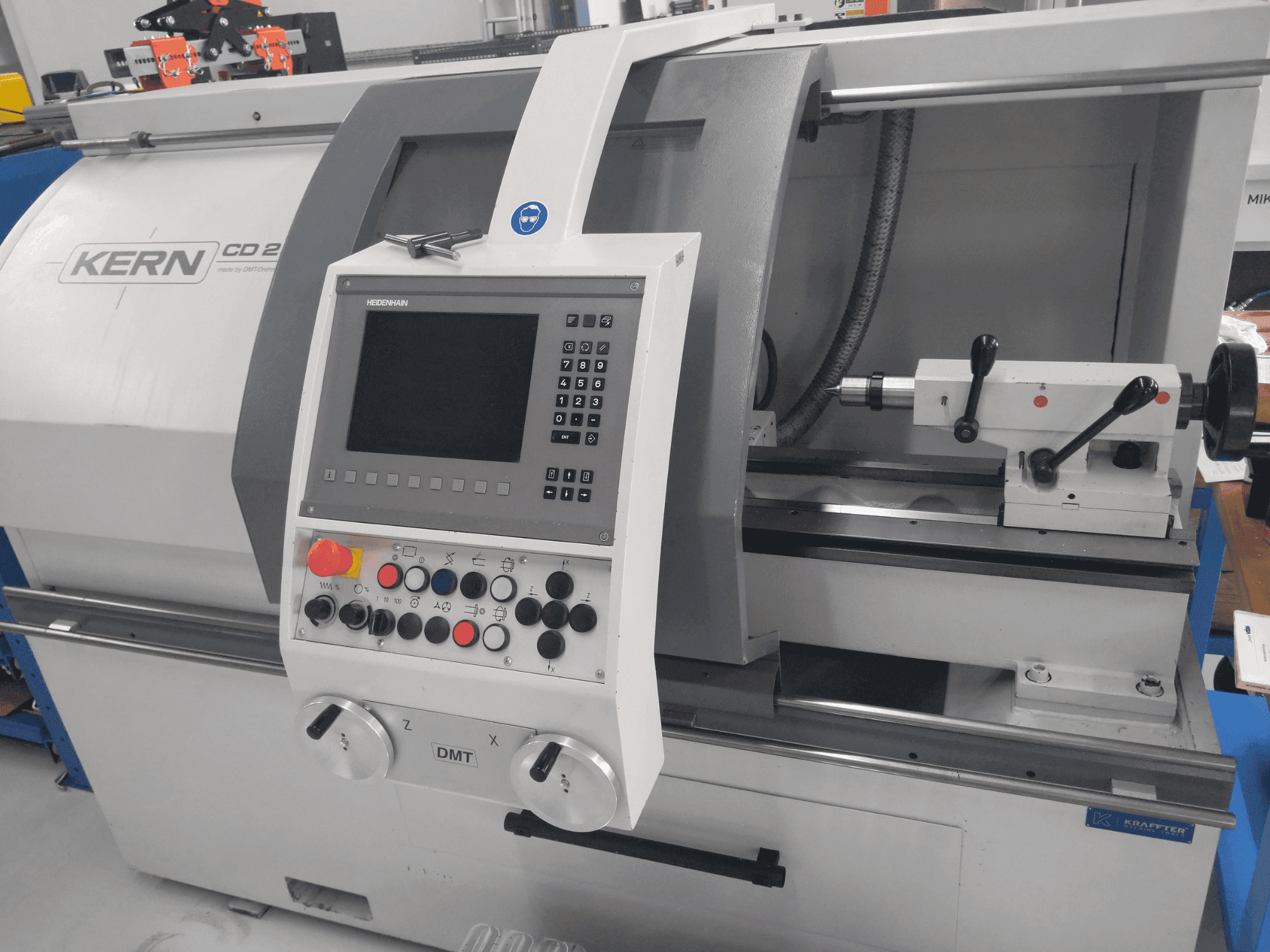 Vooraanzicht  van DMT KERN CD 282  machine