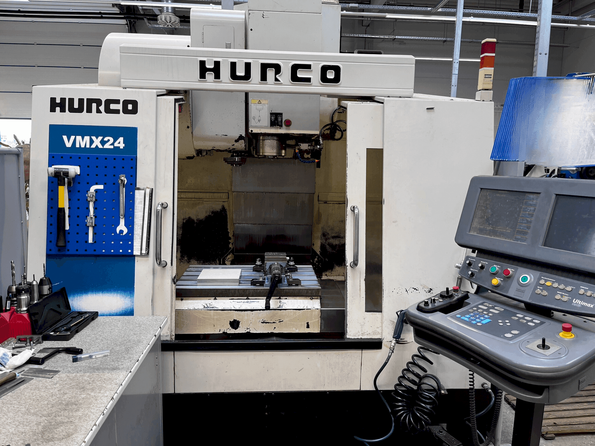 Vooraanzicht  van Hurco VMX 24  machine
