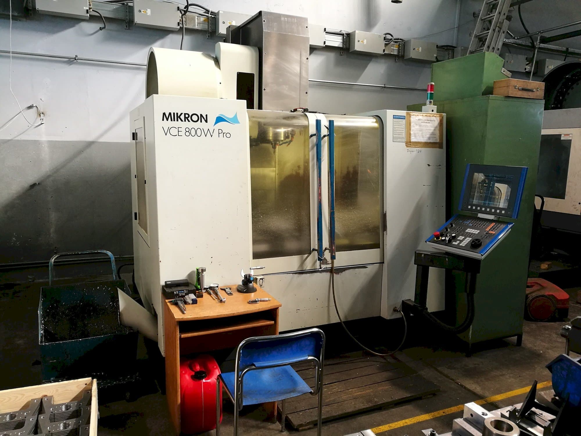 Vooraanzicht  van MIKRON VCE 800W Pro  machine