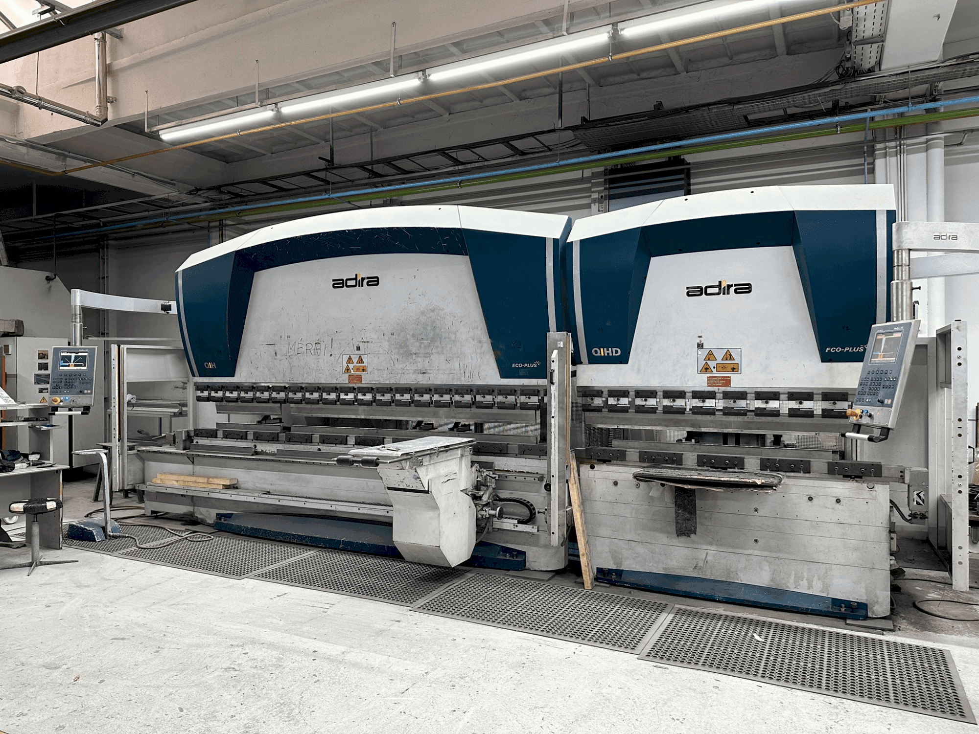 Vooraanzicht  van ADIRA QIHD-5040 + QIHD-5020  machine