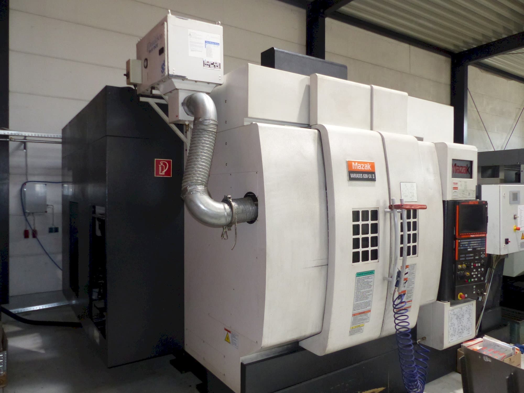 Linkerzijdeaanzicht van Mazak Variaxis 630-5x II machine