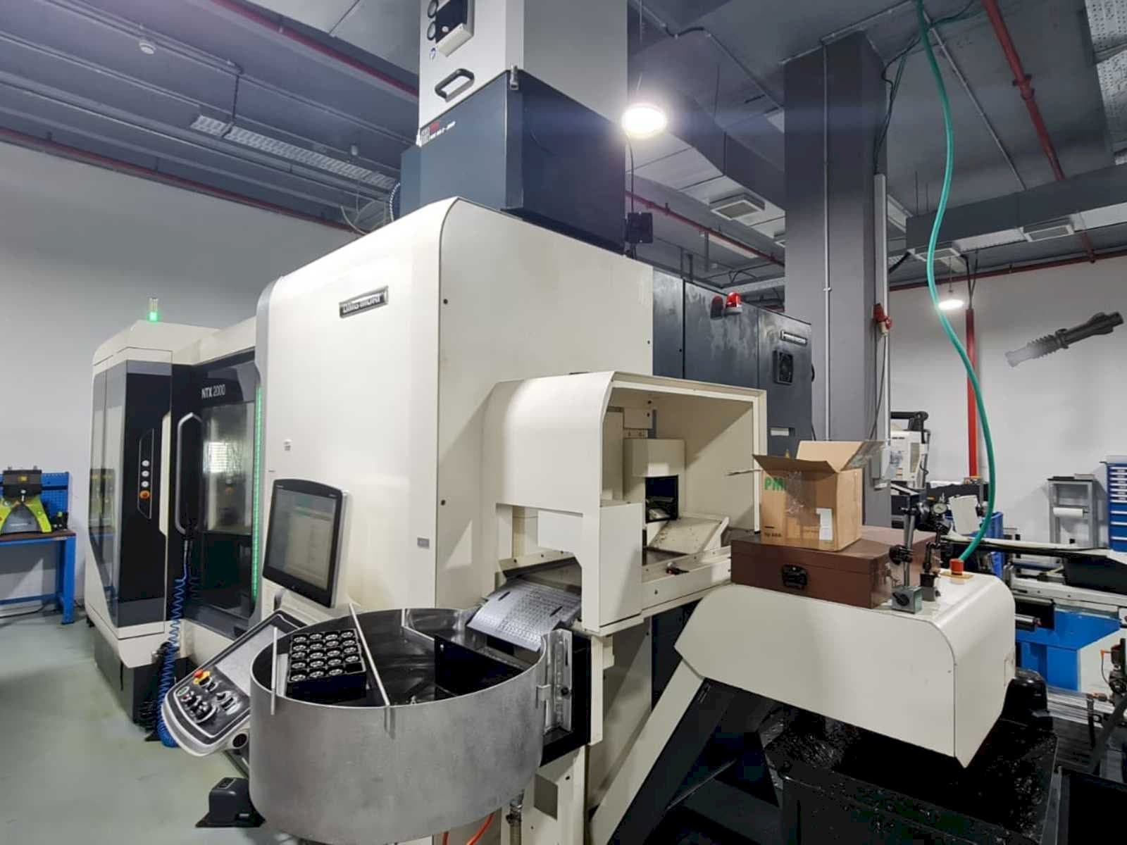 Rechts zijaanzicht  van DMG MORI NTX2000/1500SZ  machine