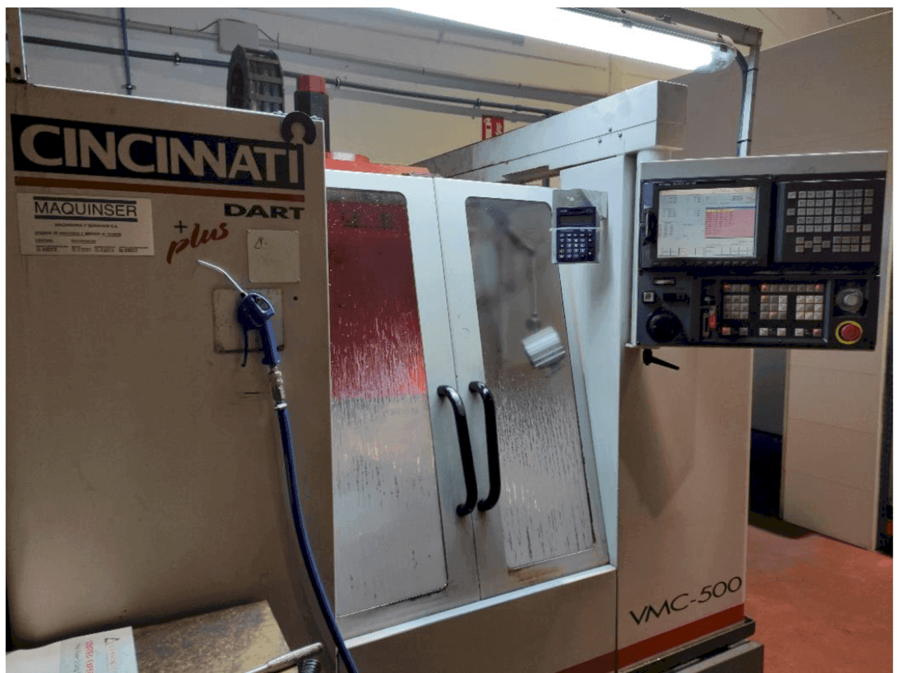 Vooraanzicht  van Cincinnati Dart Plus VMC-500  machine