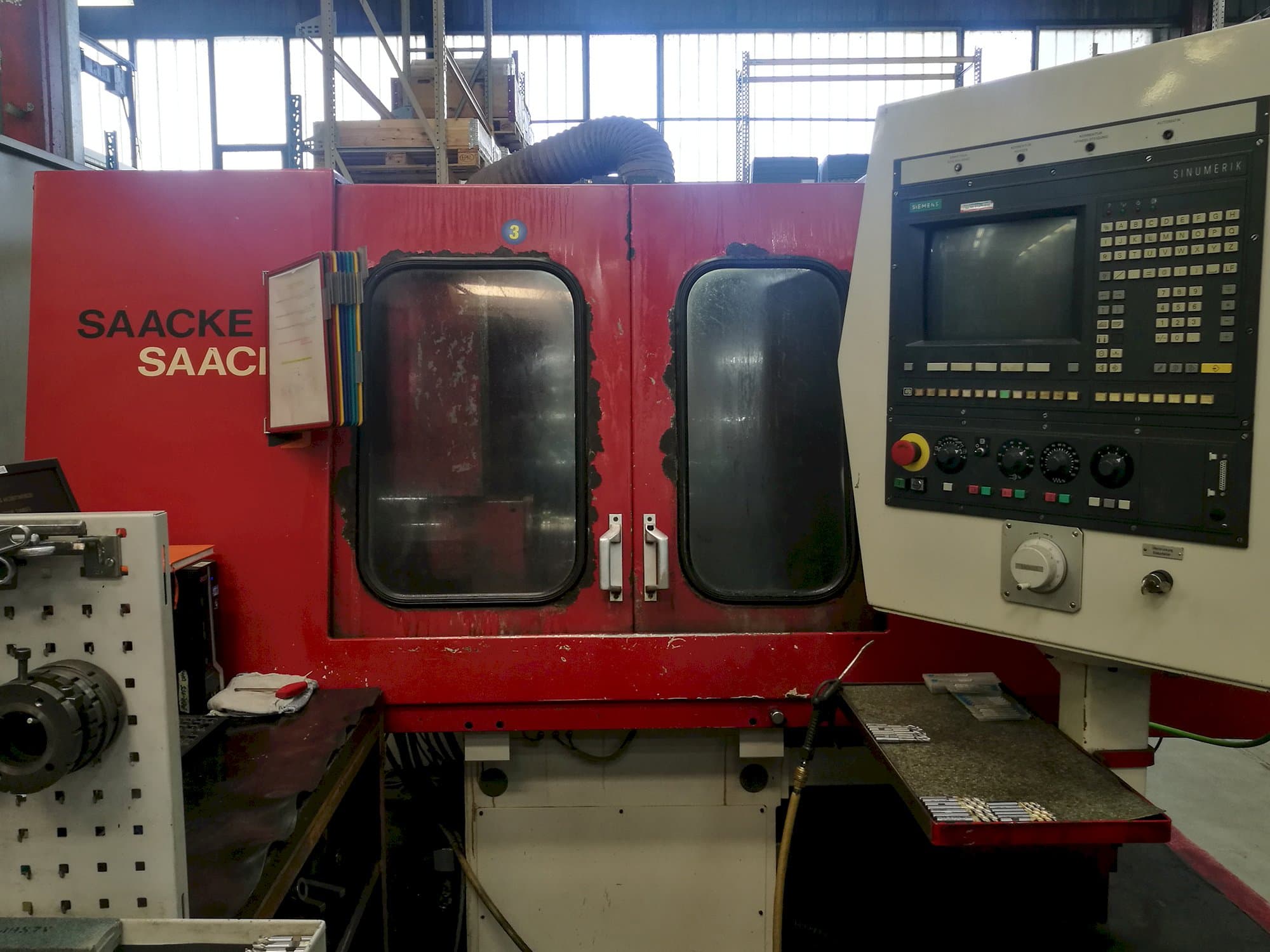 Vooraanzicht  van SAACKE UWII CNC machine