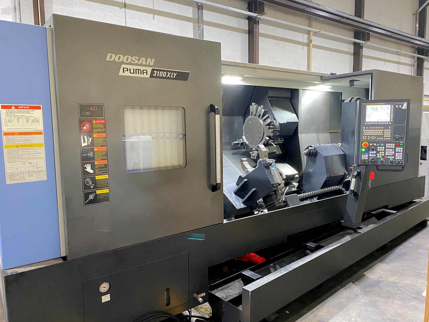 Vooraanzicht  van Doosan Puma 3100XLY  machine