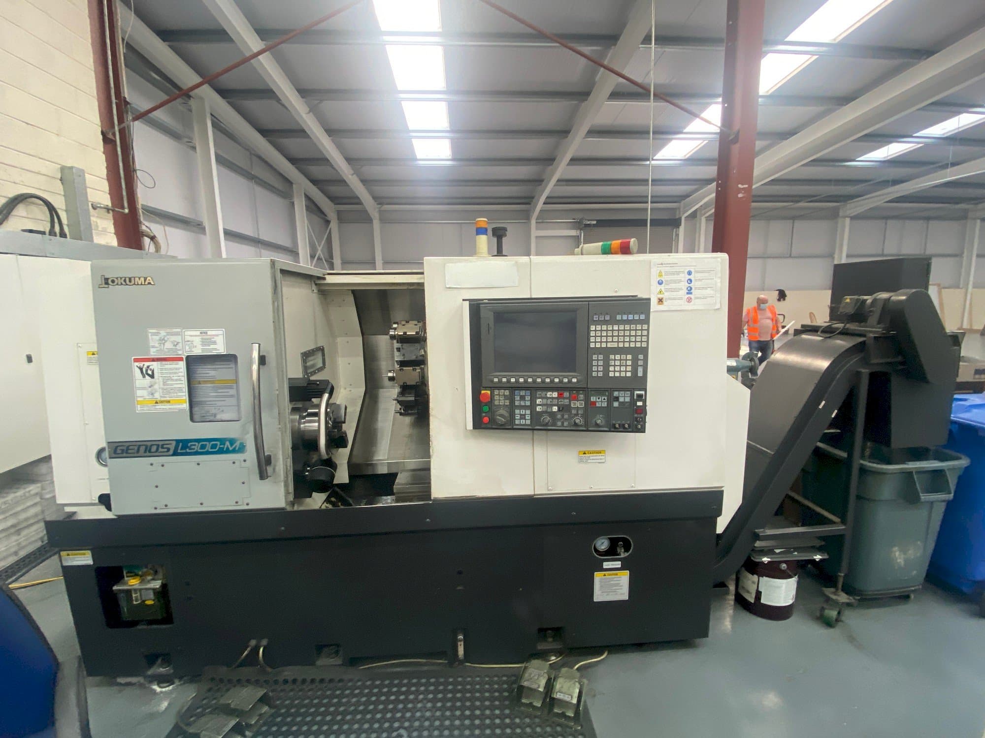 Vooraanzicht  van Okuma Genos L300MW  machine