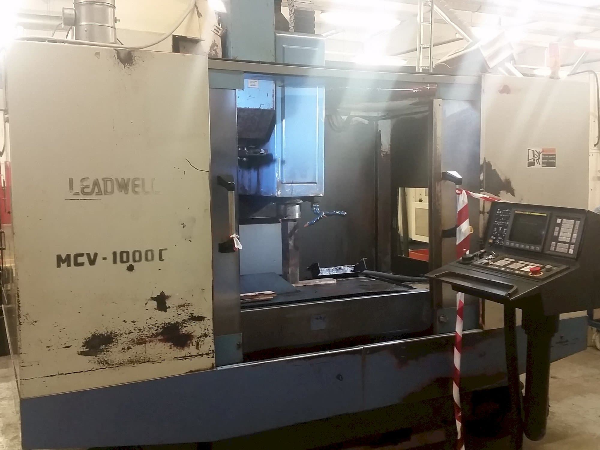 Vooraanzicht  van Leadwell MCV-1000CR  machine