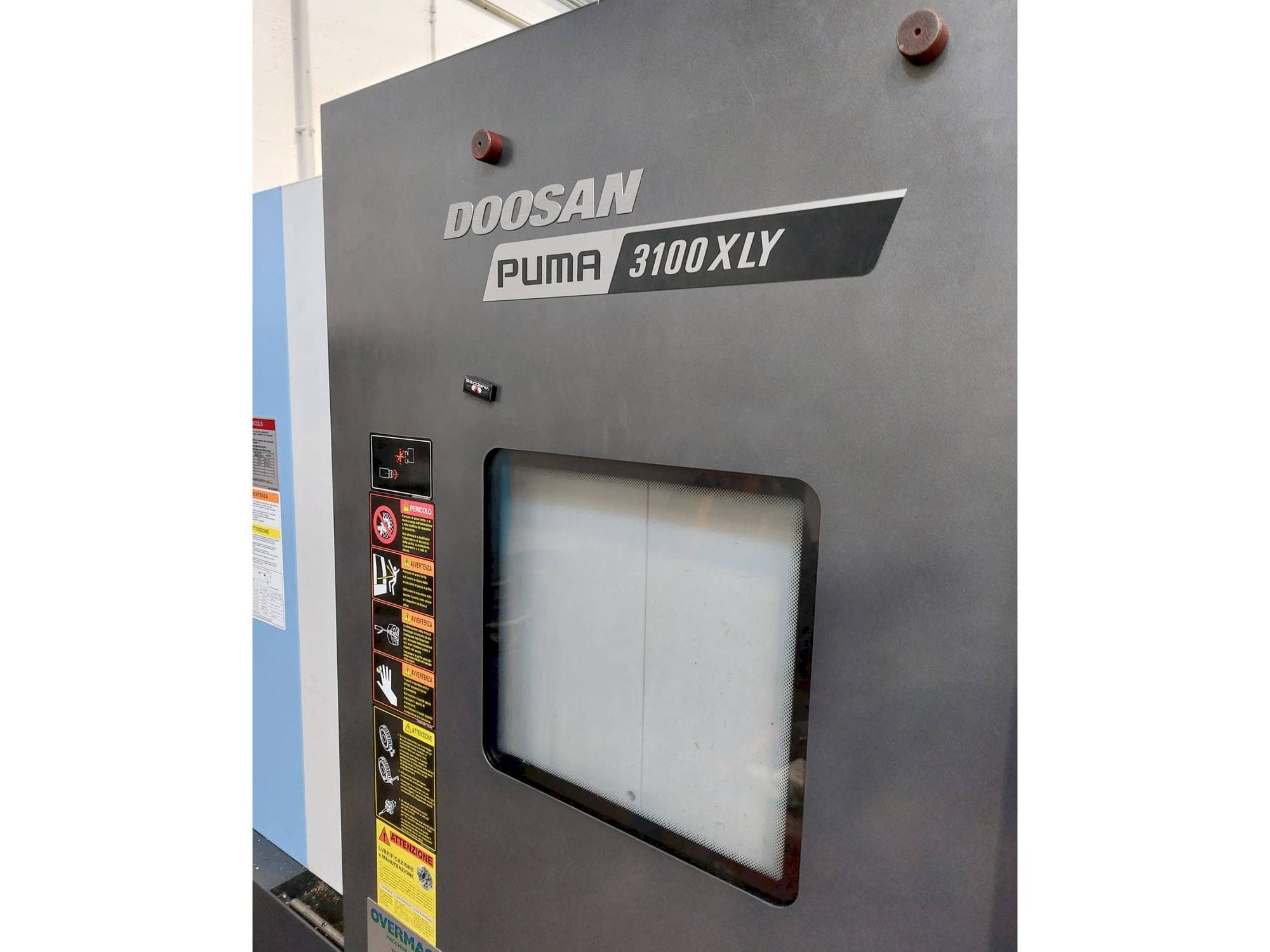 Vooraanzicht van DOOSAN Puma 3100LY machine