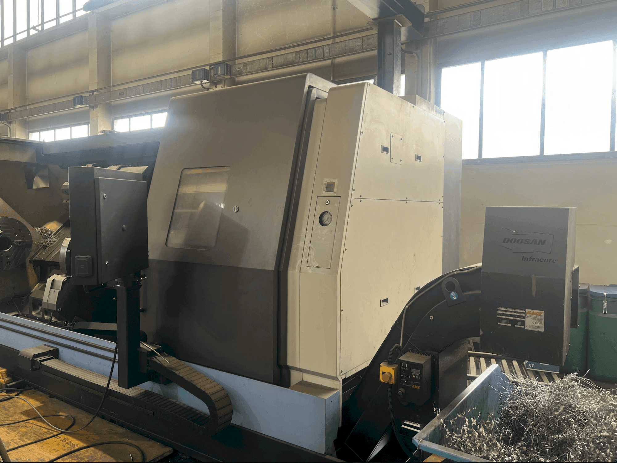 Vooraanzicht  van DOOSAN Puma 700 LM  machine