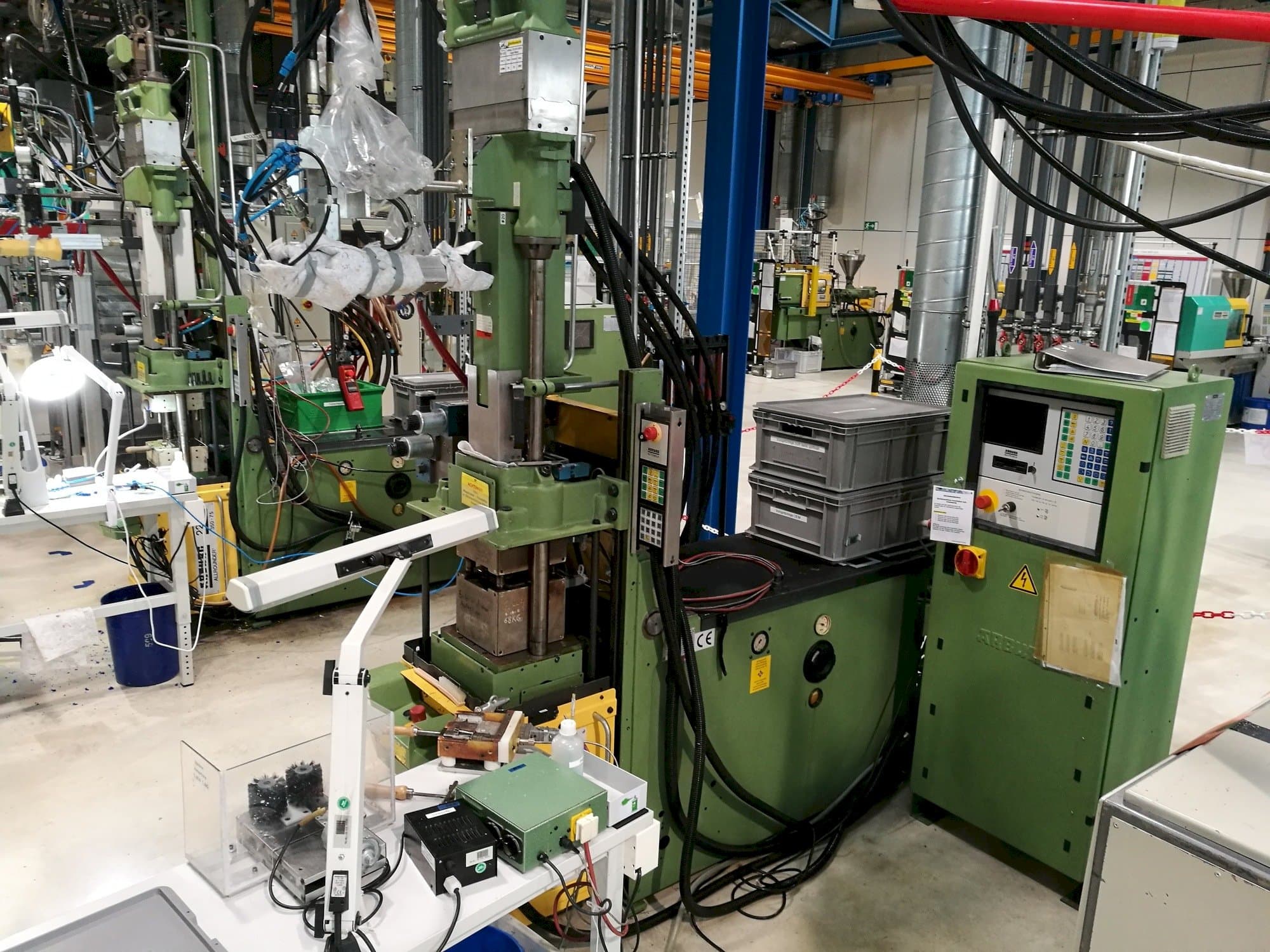 Vooraanzicht  van Arburg 221M-350-75U  machine