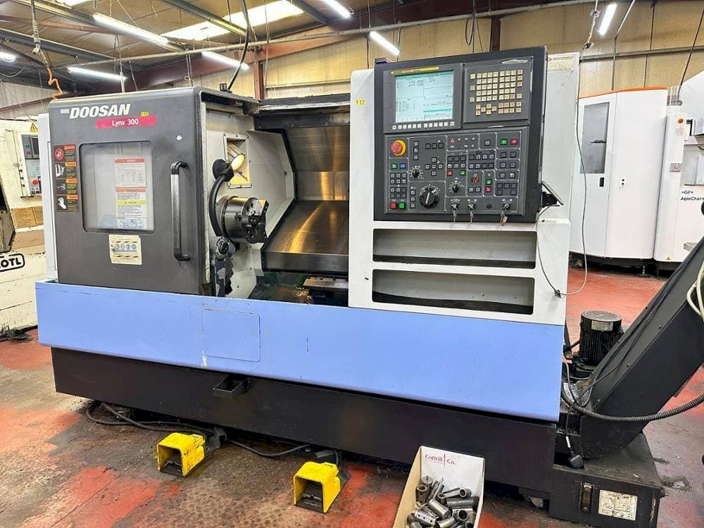 Vooraanzicht  van Doosan Lynx 300  machine