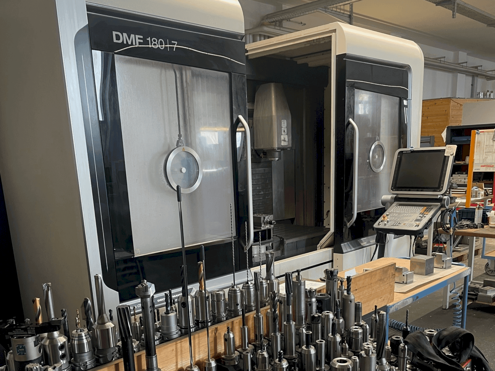 Vooraanzicht  van DMG MORI DMF 180/7  machine