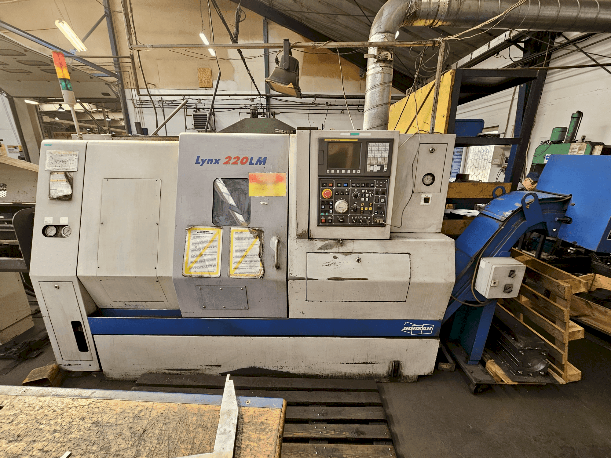 Vooraanzicht  van DOOSAN LYNX 220LMA  machine
