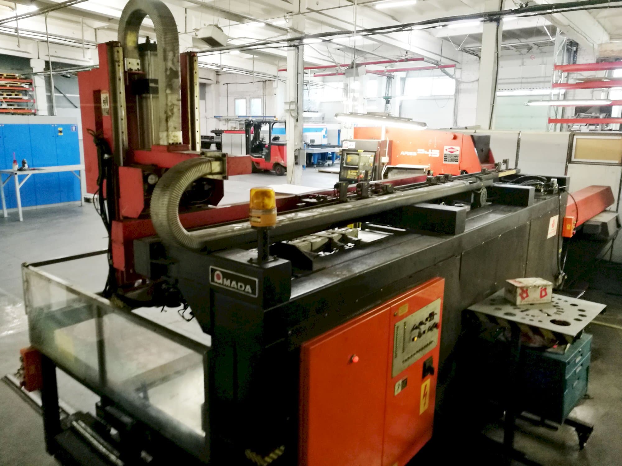 Linkerzijdeaanzicht  van AMADA ARIES 245 machine