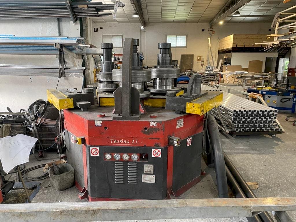 Vooraanzicht  van Tauring Alfa 200  machine