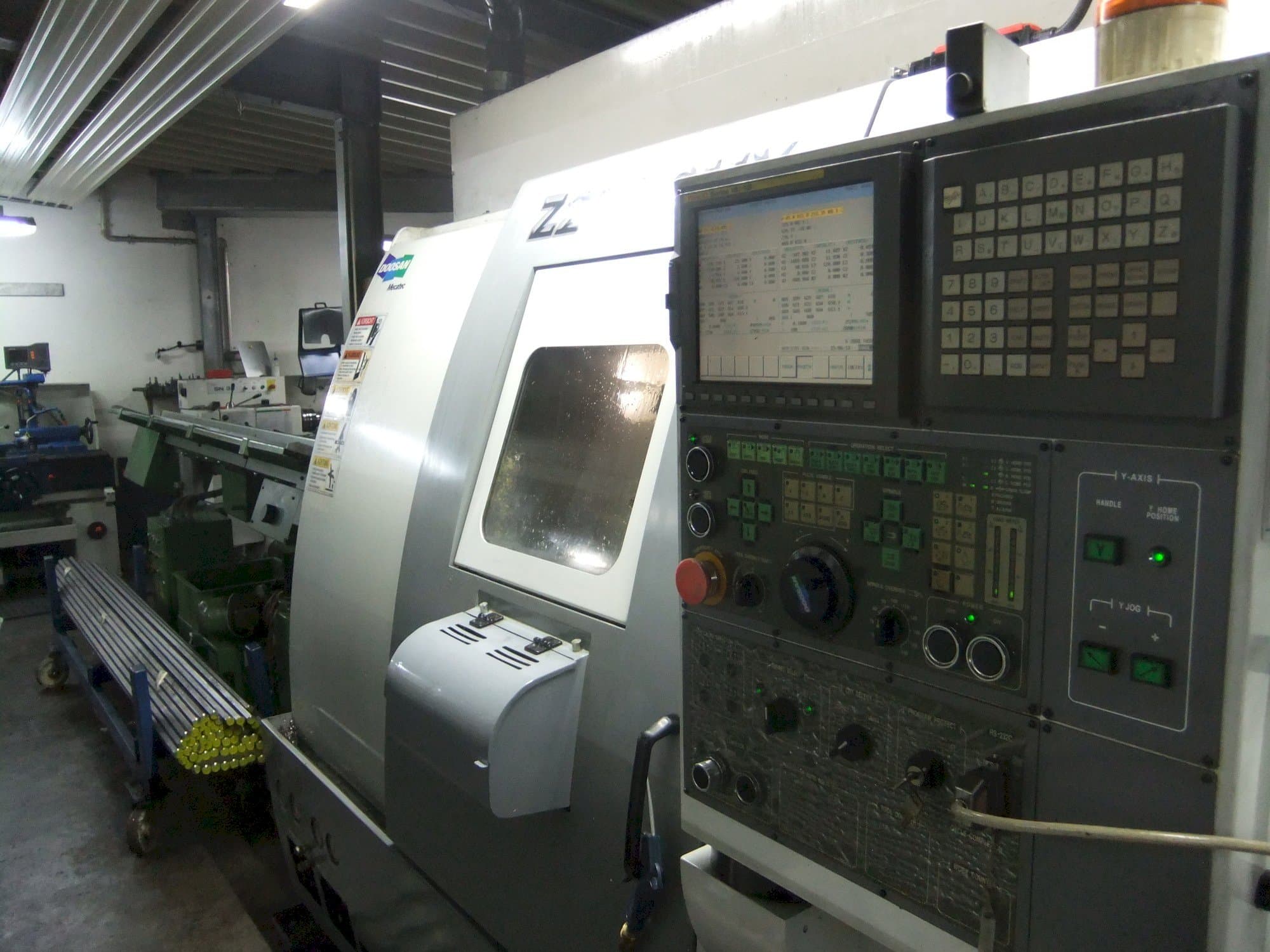 Recht aanzicht van Doosan Z290 SMY machine