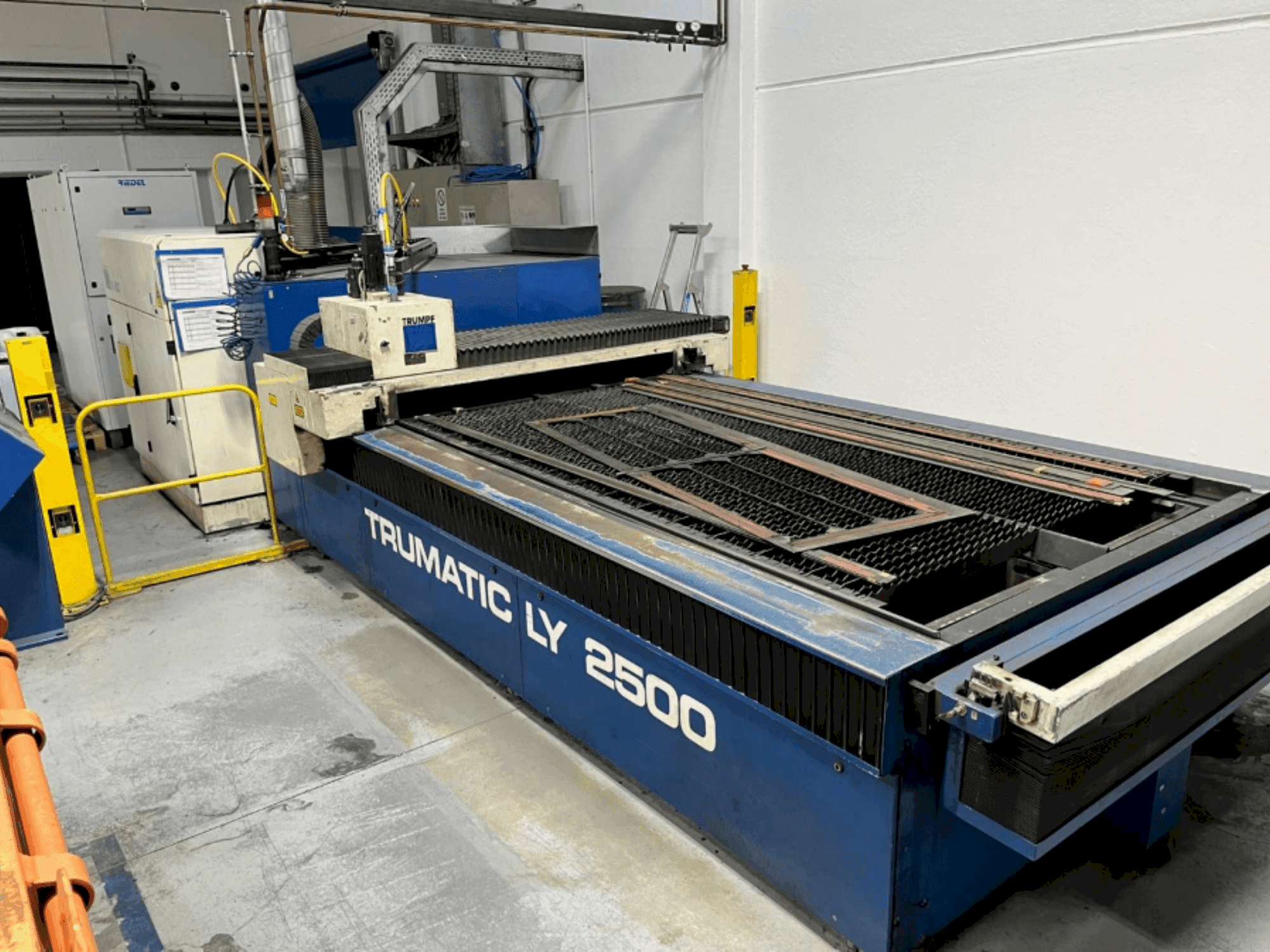 Vooraanzicht  van TRUMPF Trumatic LY2500  machine