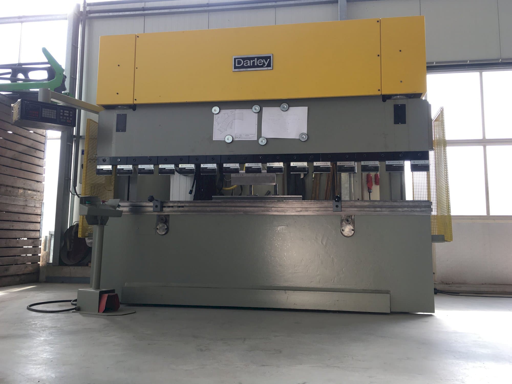 Vooraanzicht  van Darley EHP 150 31/25 machine