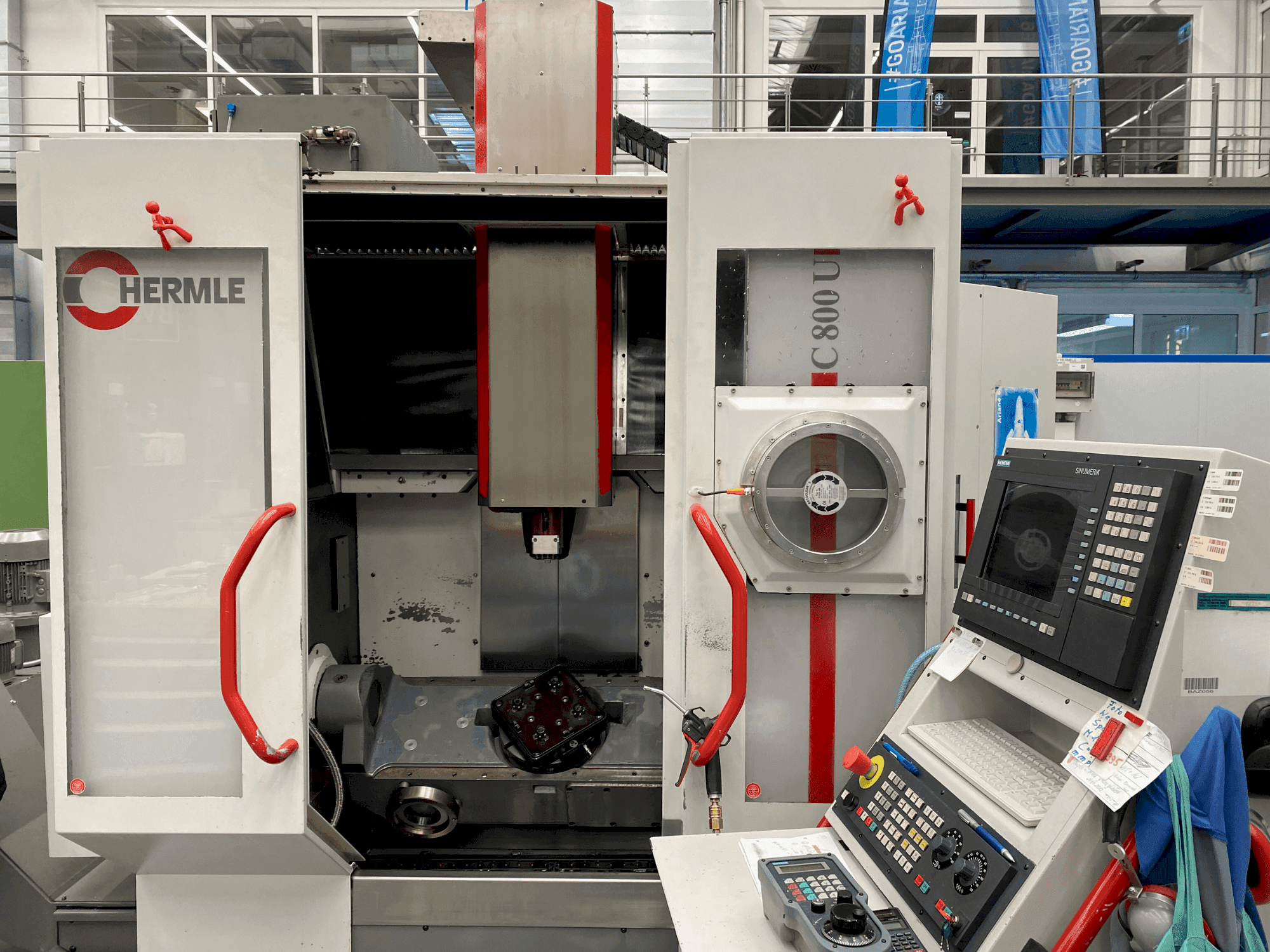 Vooraanzicht  van HERMLE C800 U  machine