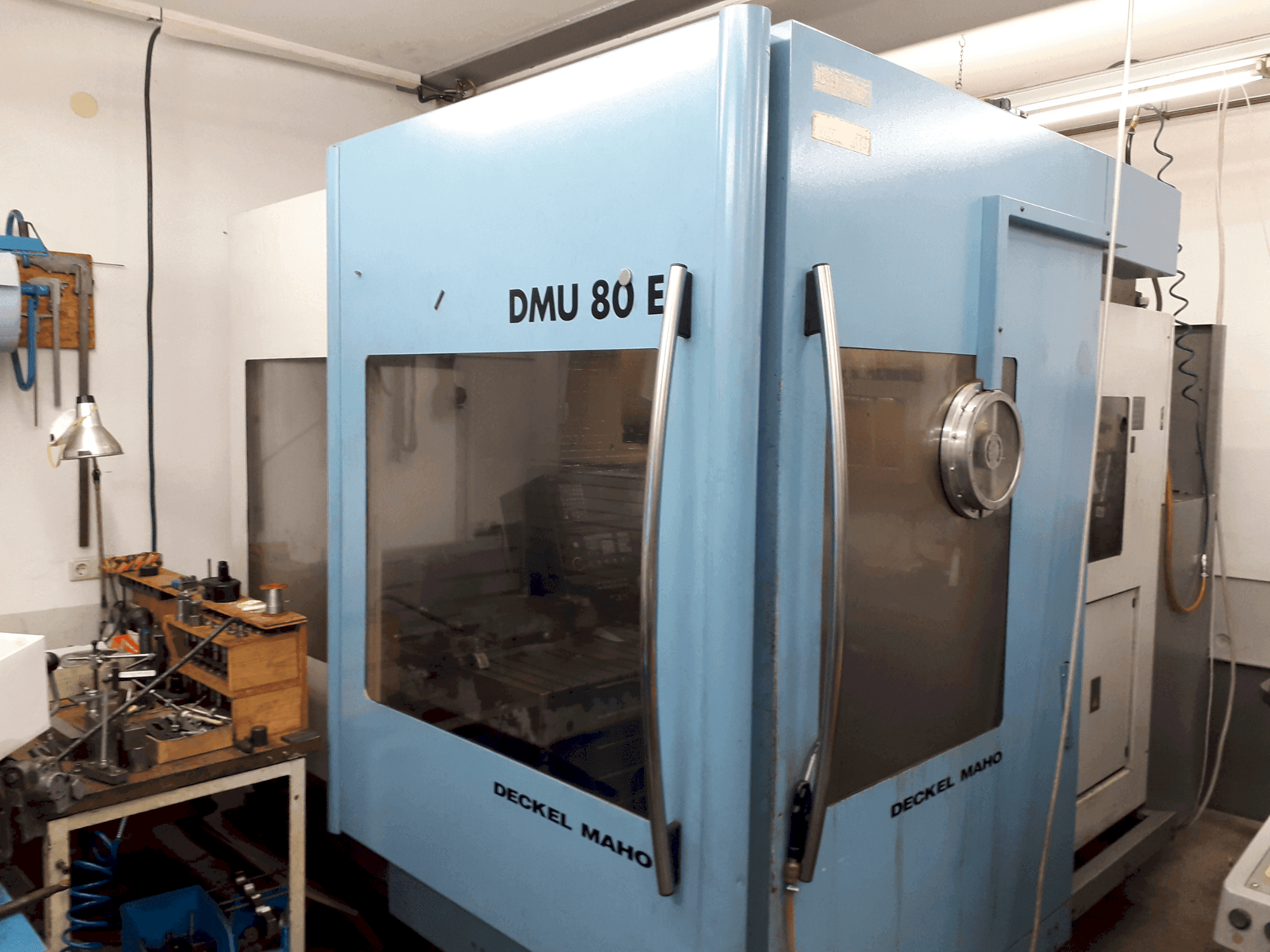 Vooraanzicht  van DECKEL MAHO DMU 80E  machine