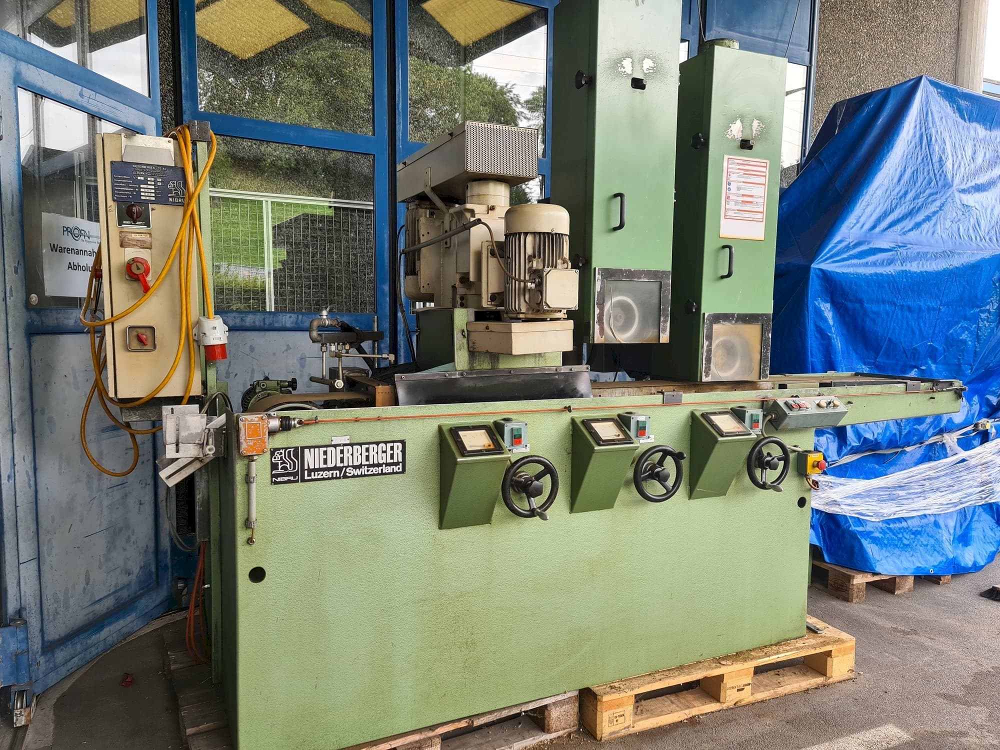 Vooraanzicht  van NIEDERBERGER UV F04 F43  machine