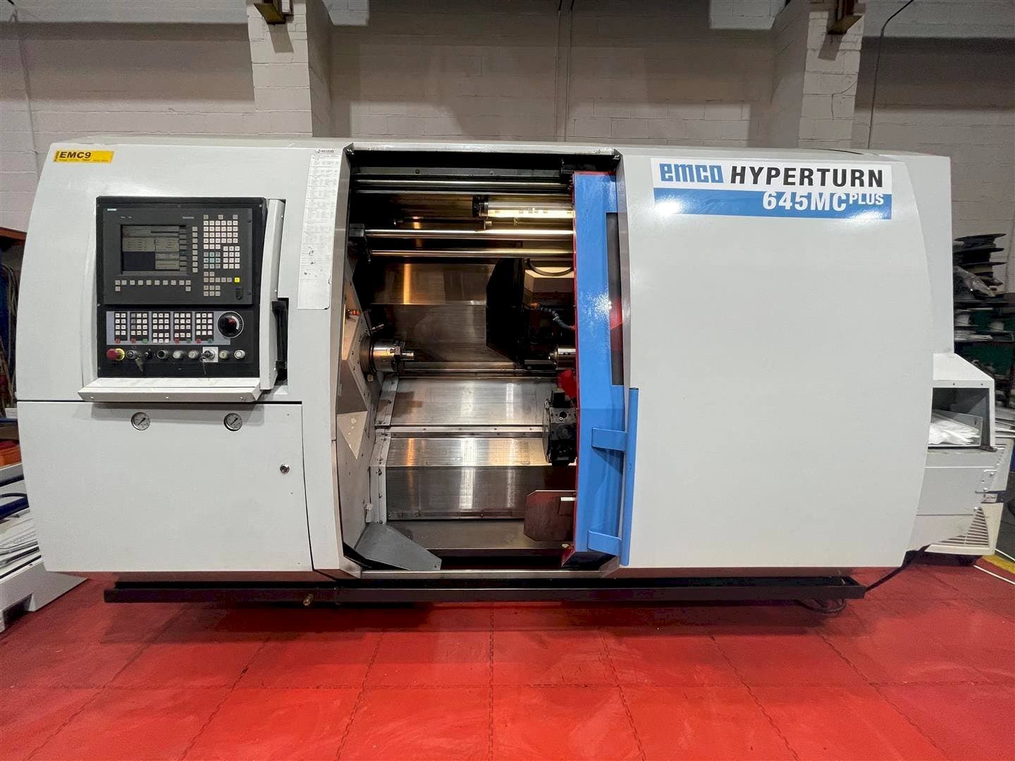 Vooraanzicht  van EMCO Hyperturn 645MC Plus  machine