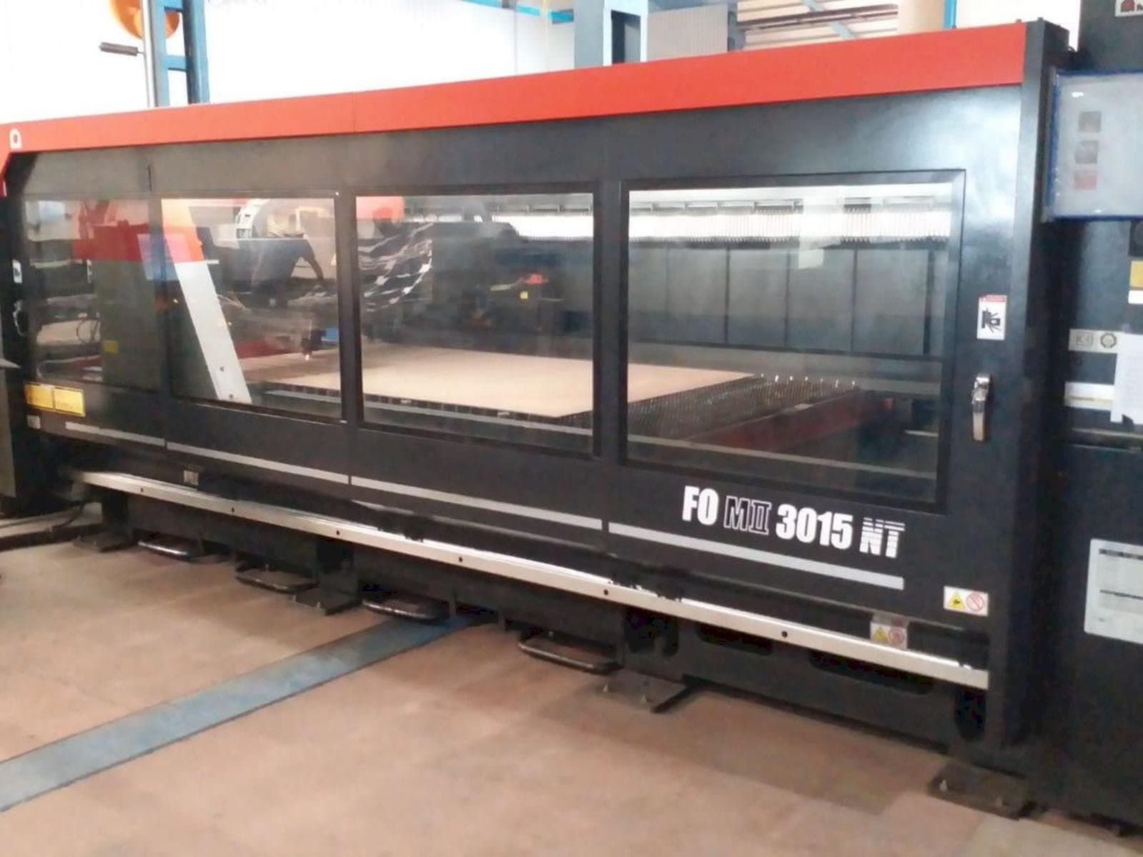Vooraanzicht  van AMADA F0M2 3015 MT  machine