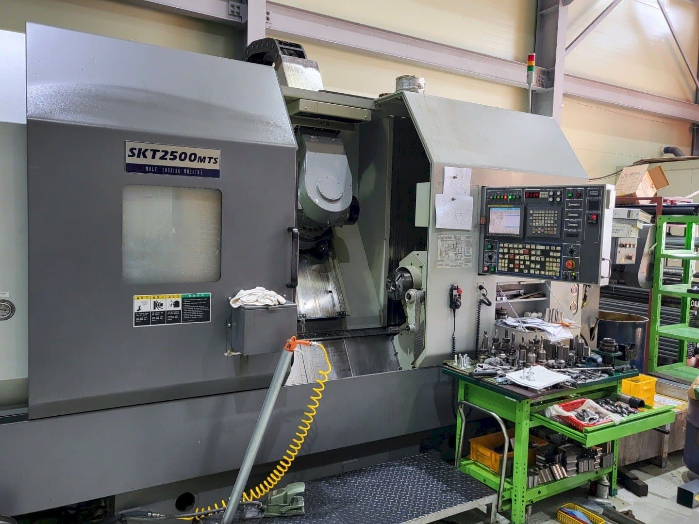 Vooraanzicht  van Hyundai Wia SKT2500MTS  machine