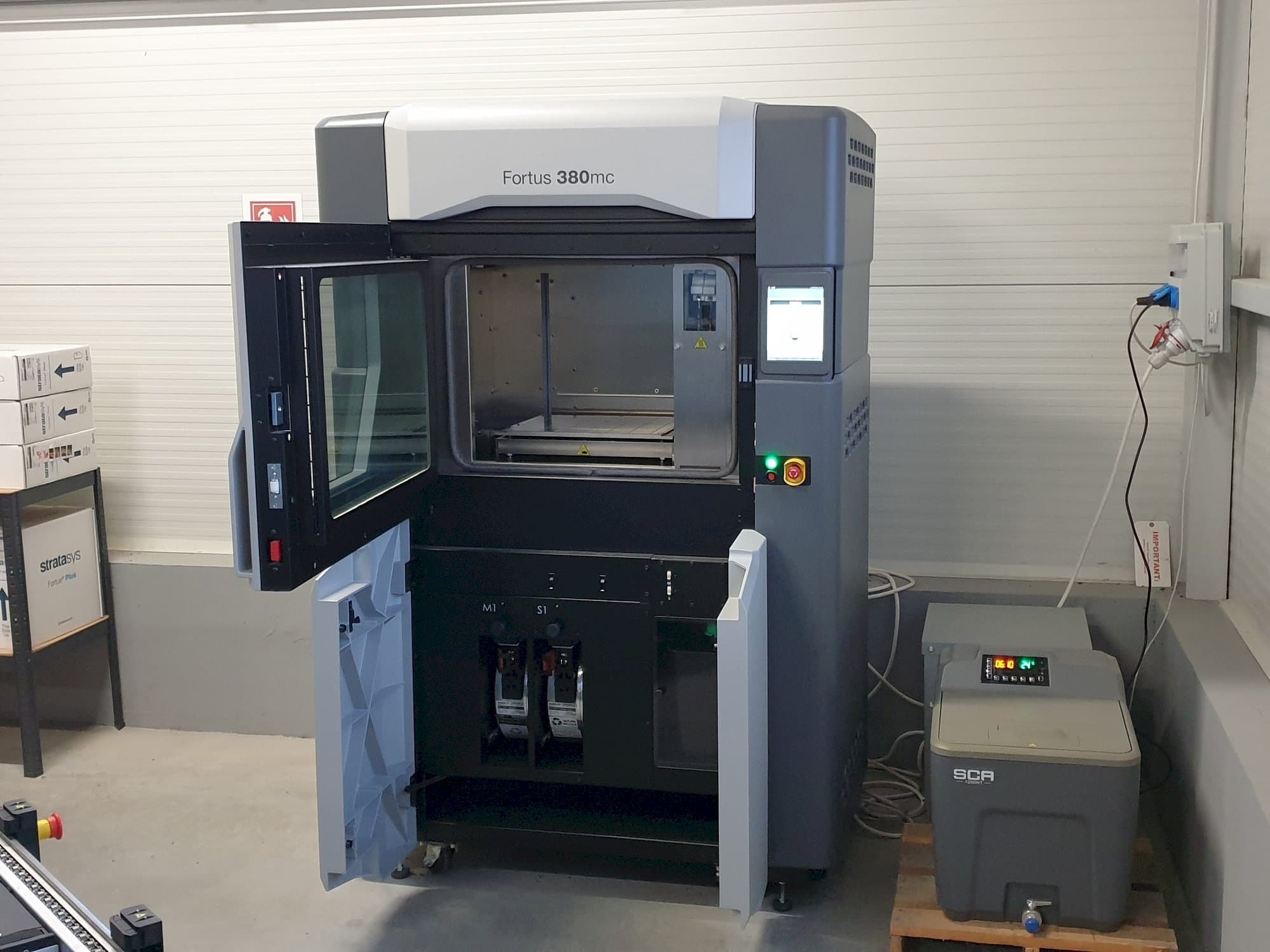 Vooraanzicht  van Stratasys Fortus 380mc  machine