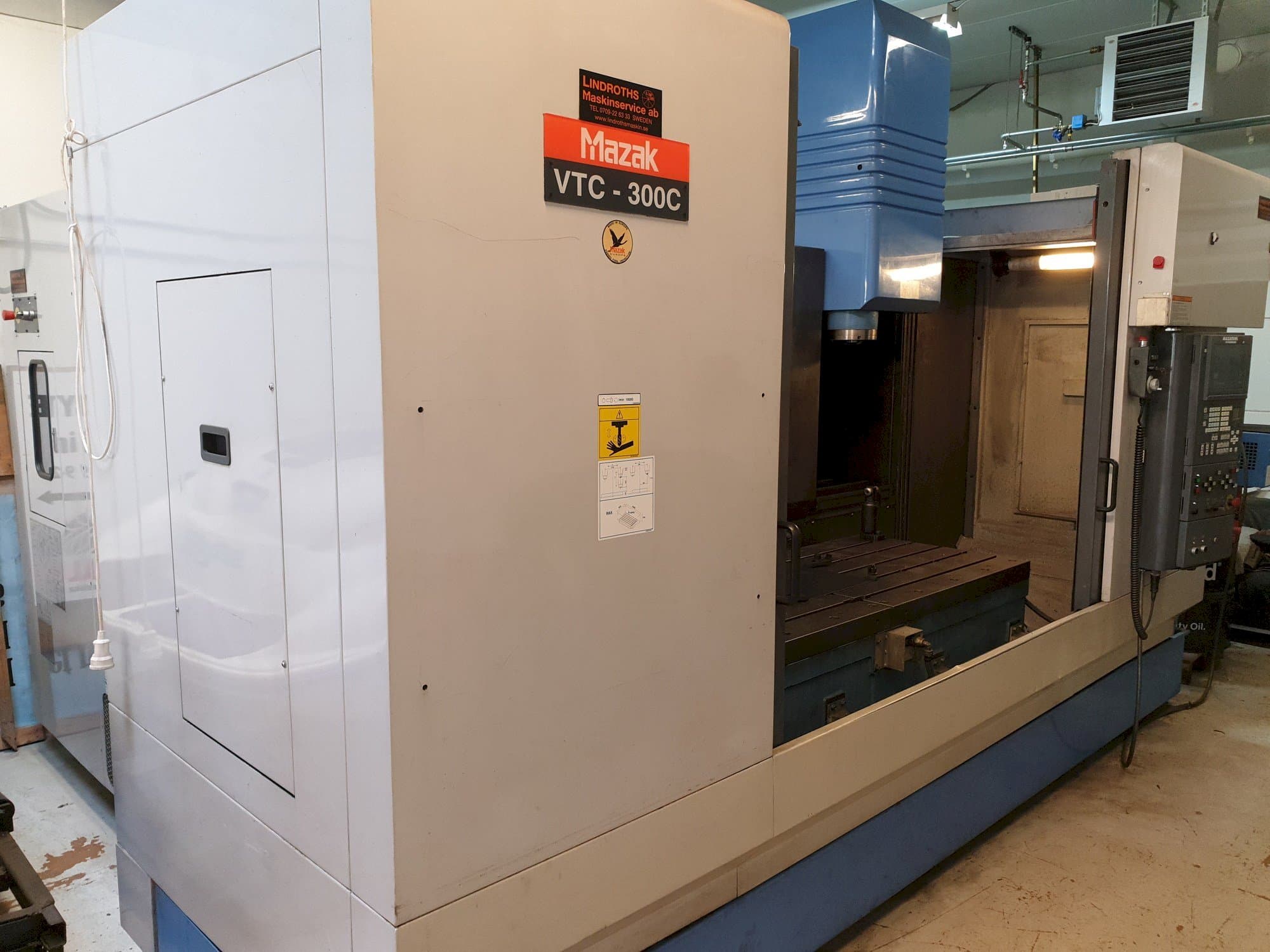 Linkerzijdeaanzicht  van Mazak VTC-300C  machine